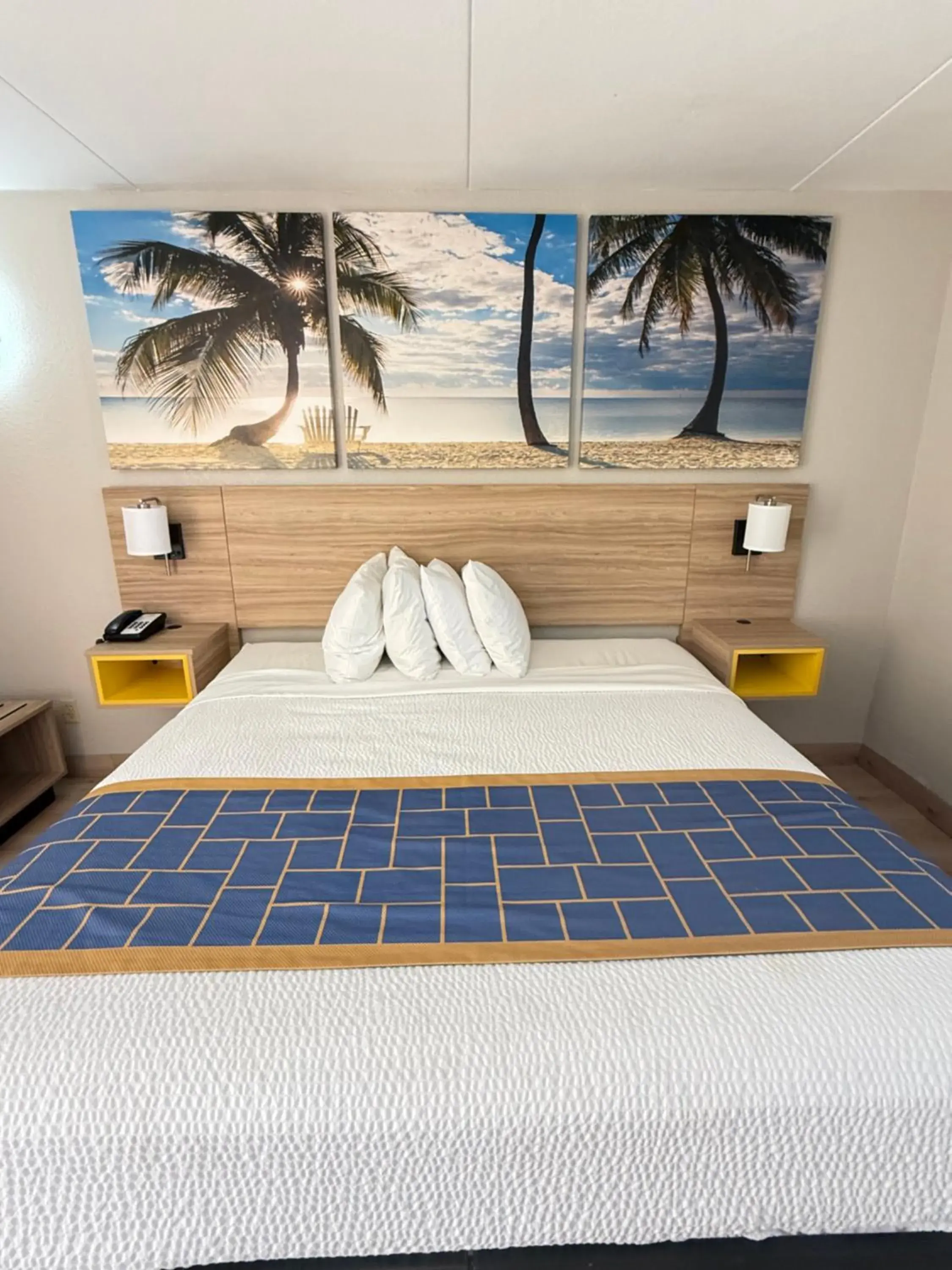 Standard King Room - Smoking in Days Inn by Wyndham Shorter Standard King Room - Smoking in Days Inn by Wyndham Shorter