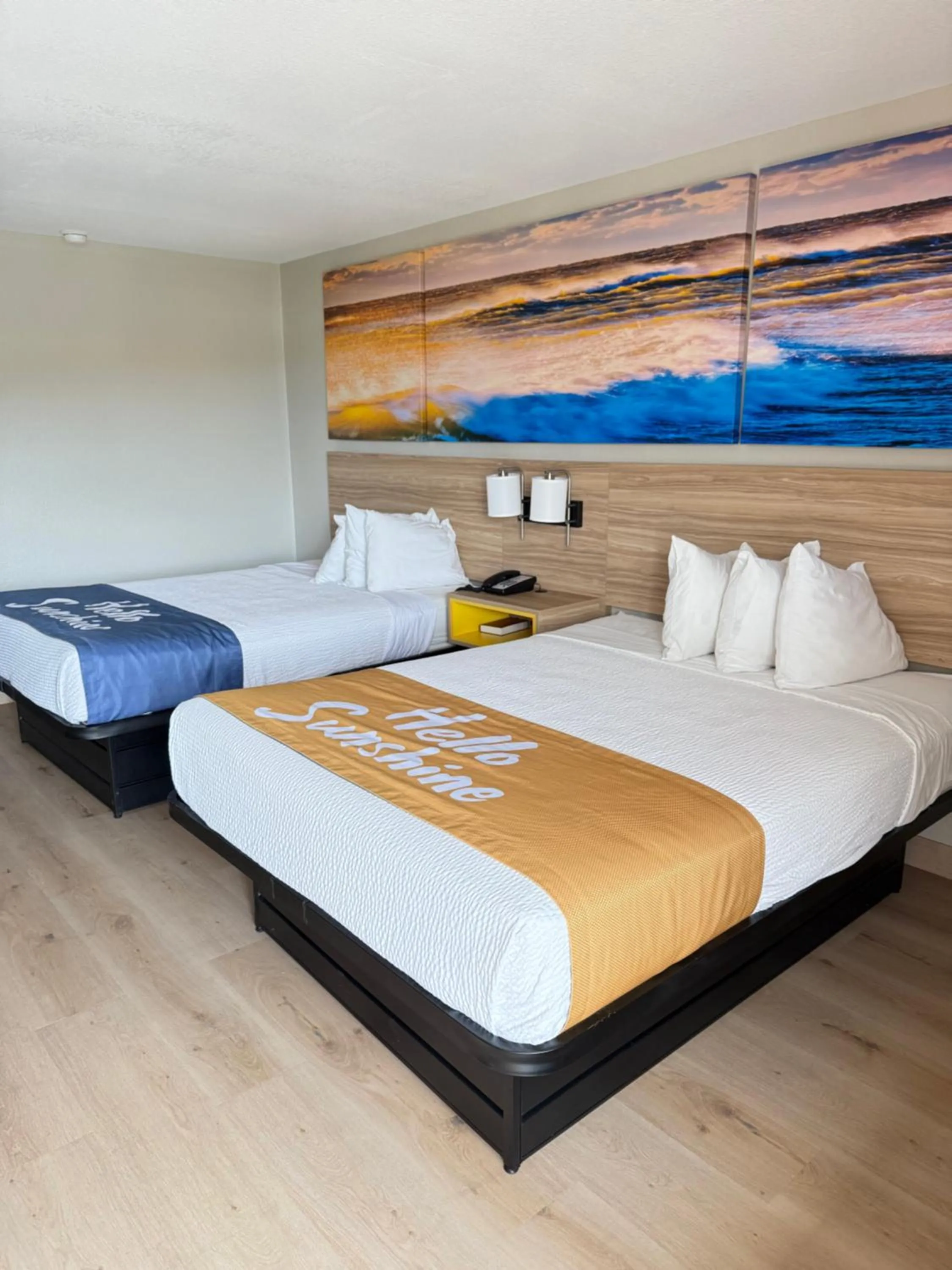 Photo of the whole room, Bed in Days Inn by Wyndham Shorter