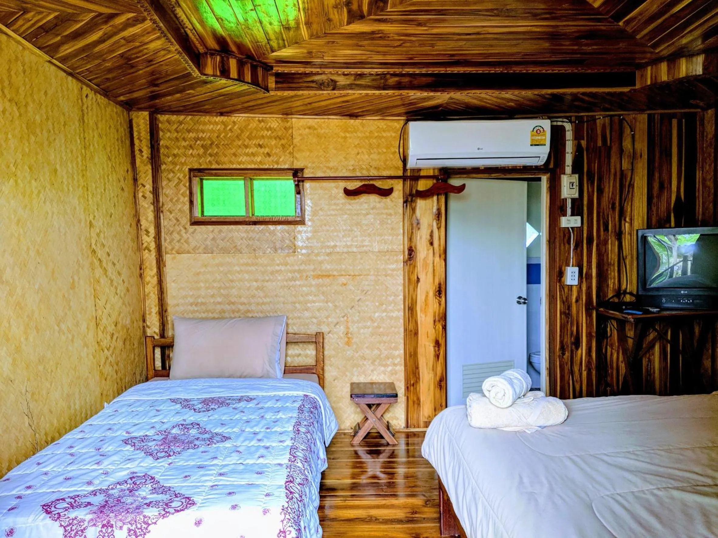 Bed in Bansuanphuhong Resort