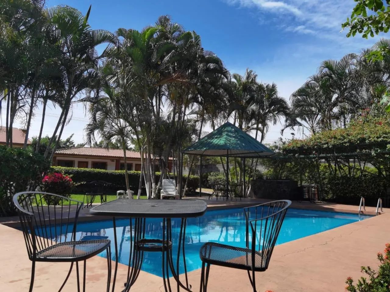 Swimming pool in Hotel Bristol Aeropuerto