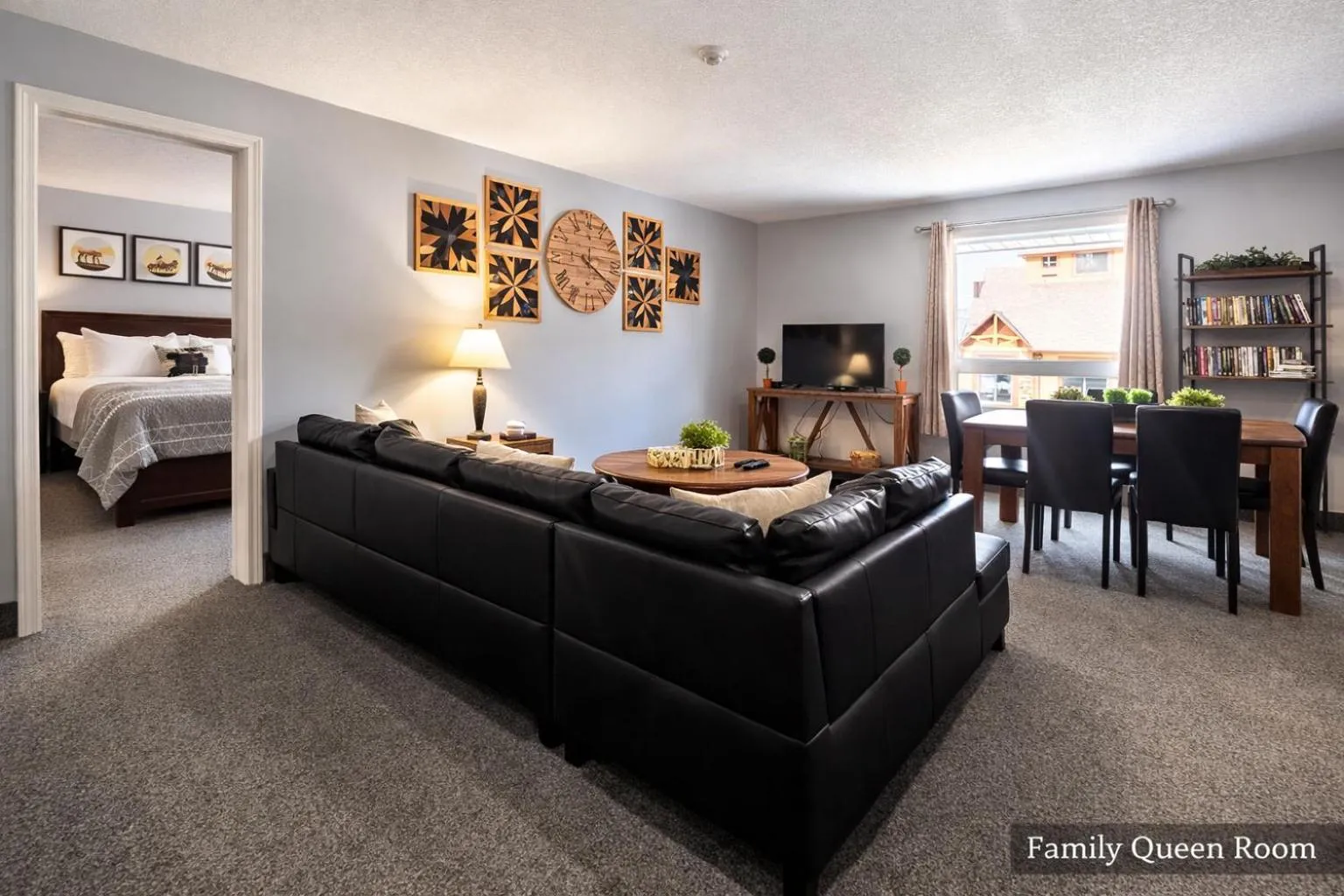 Living room, Bed in Mountain View Inn