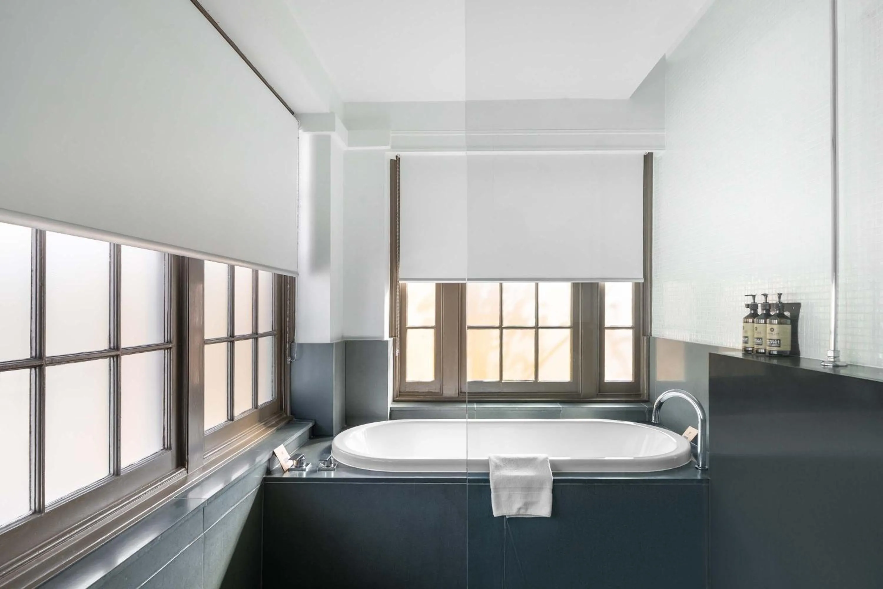 Bathroom, Bed in Peppers Gallery Hotel