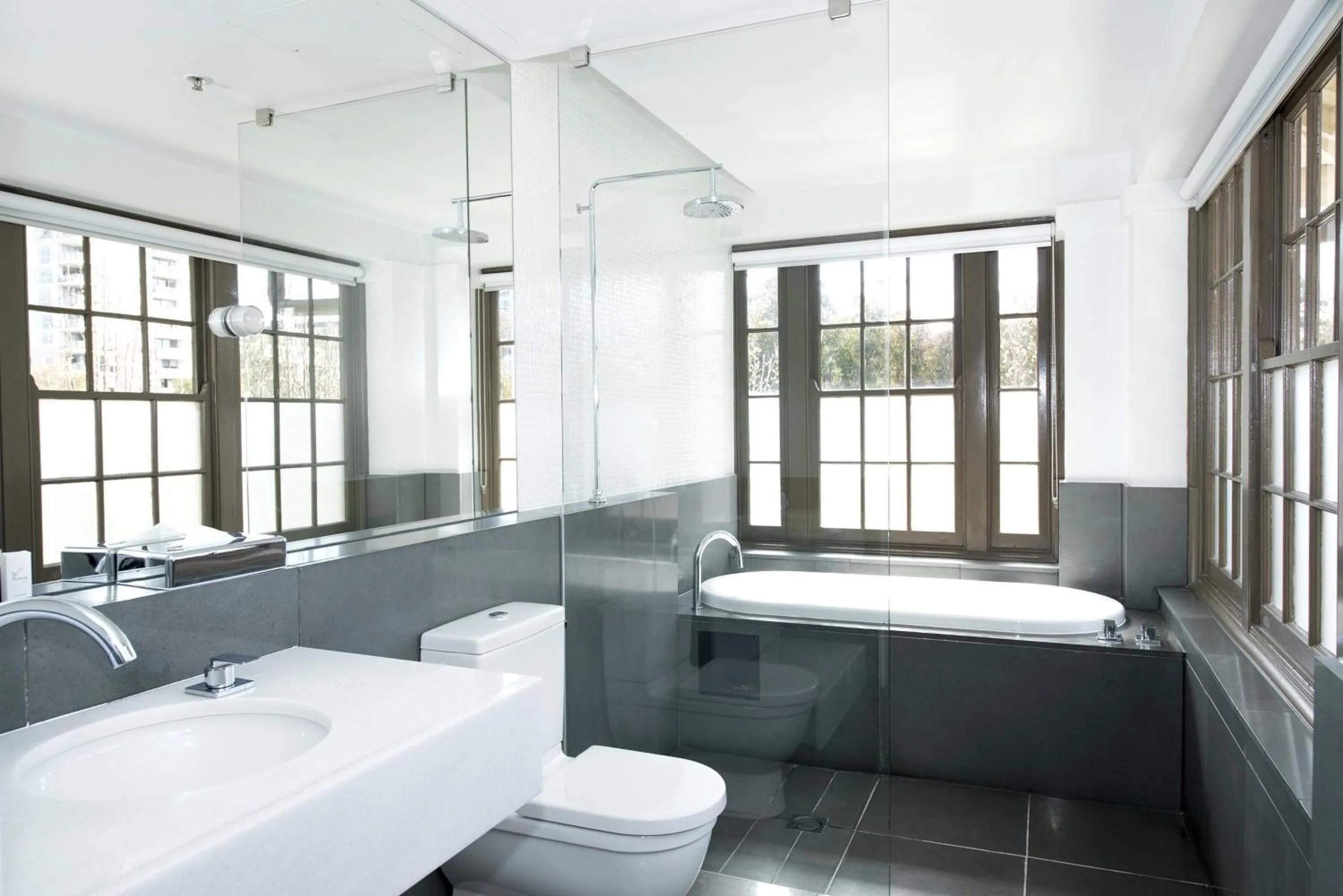 Shower in Peppers Gallery Hotel