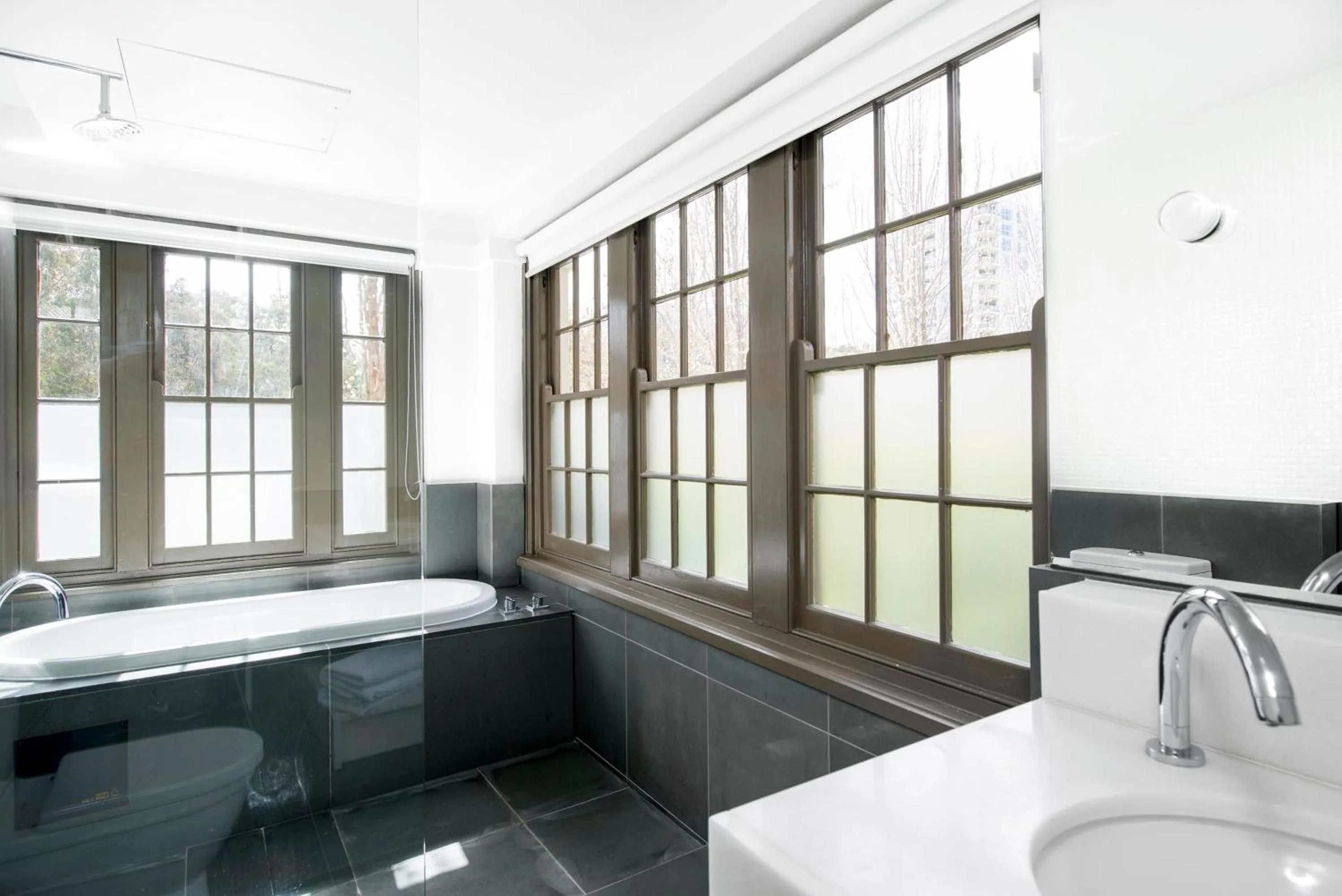 Shower in Peppers Gallery Hotel