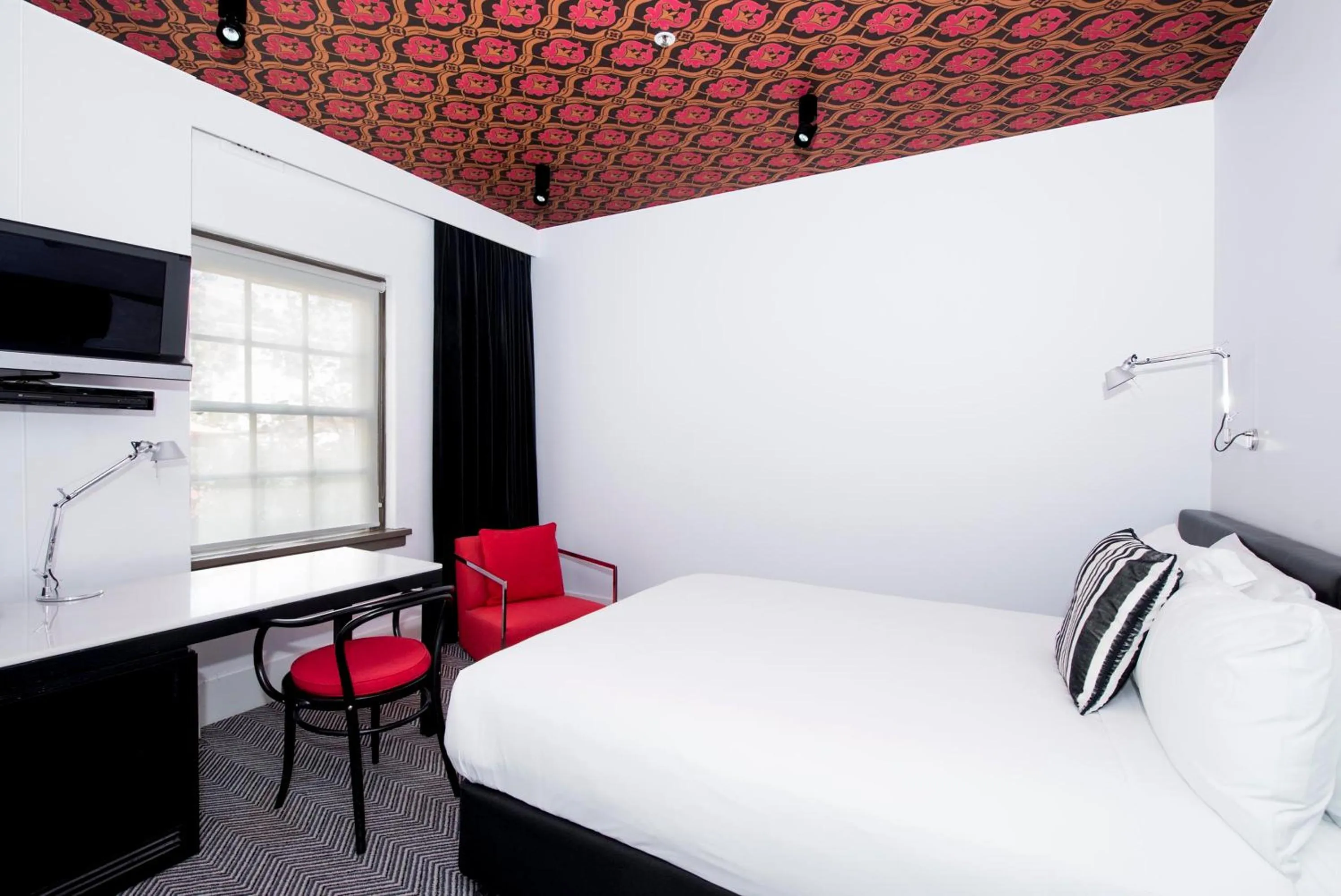 Bed in Peppers Gallery Hotel