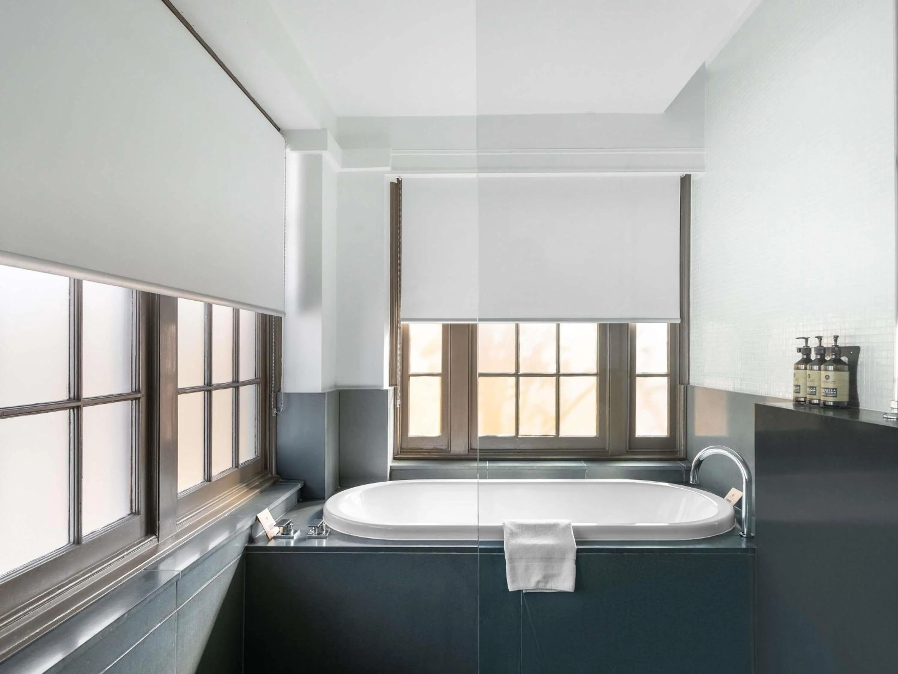 Bedroom, Bed in Peppers Gallery Hotel