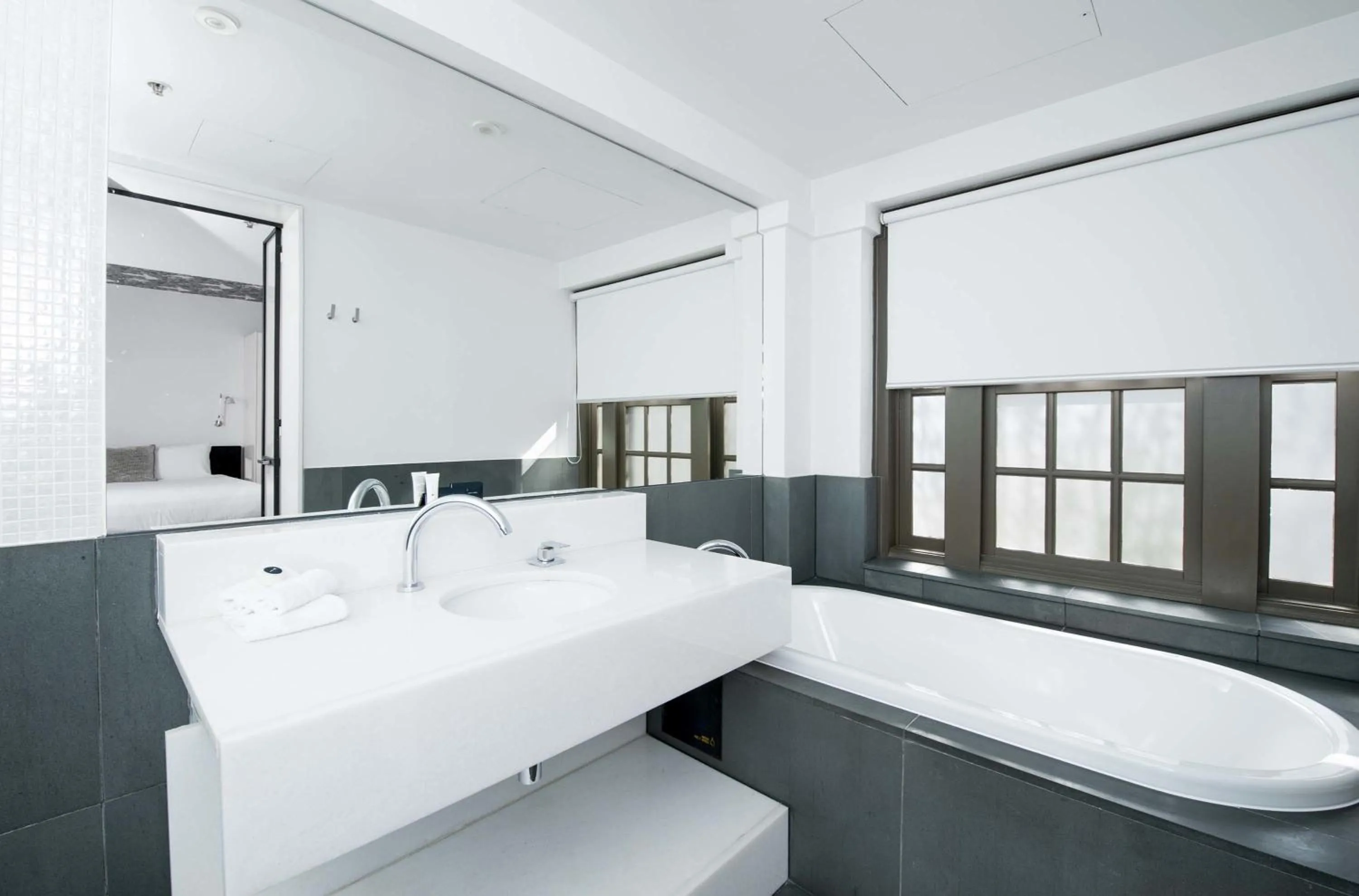 Shower in Peppers Gallery Hotel