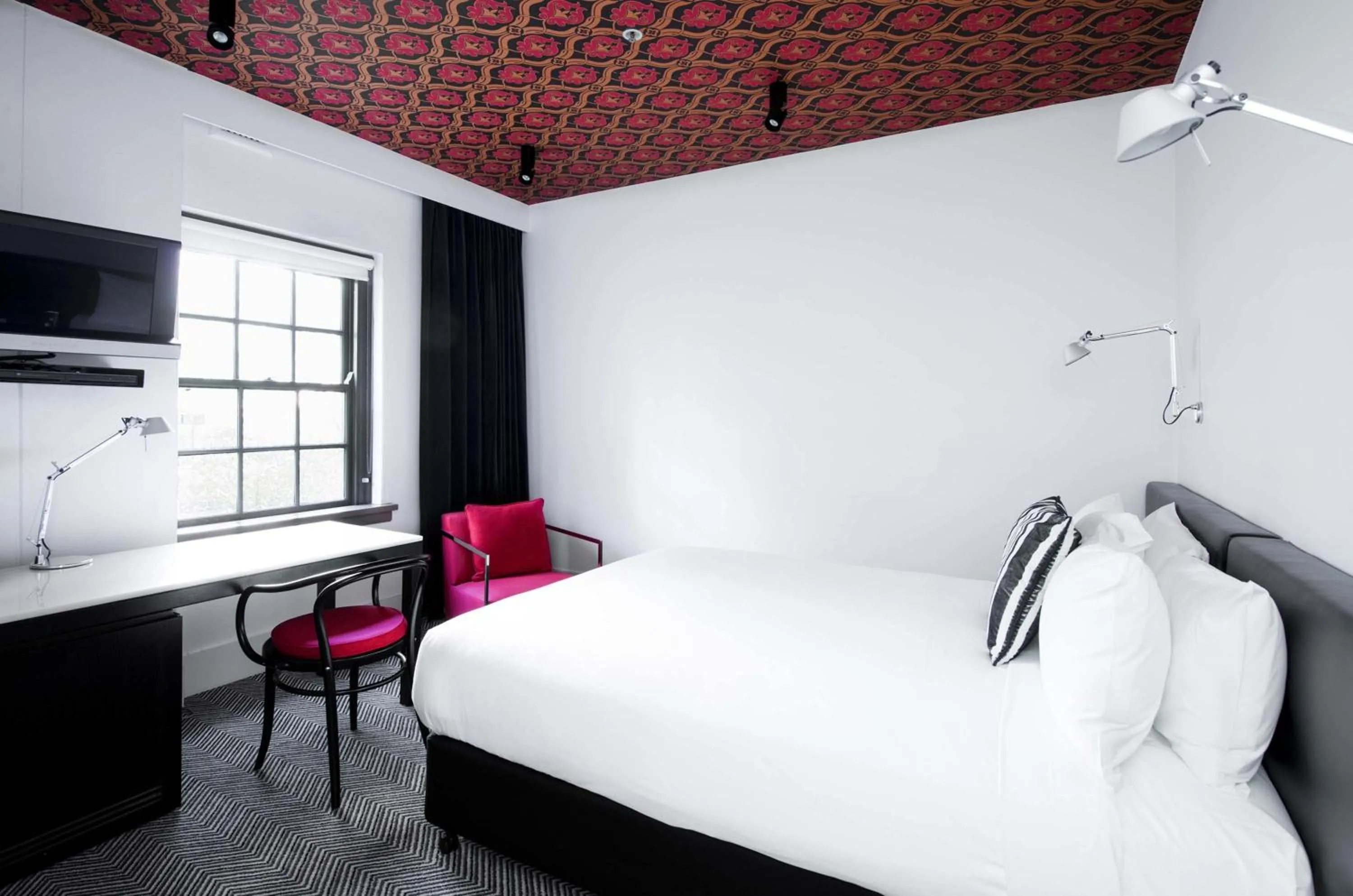 Bed in Peppers Gallery Hotel