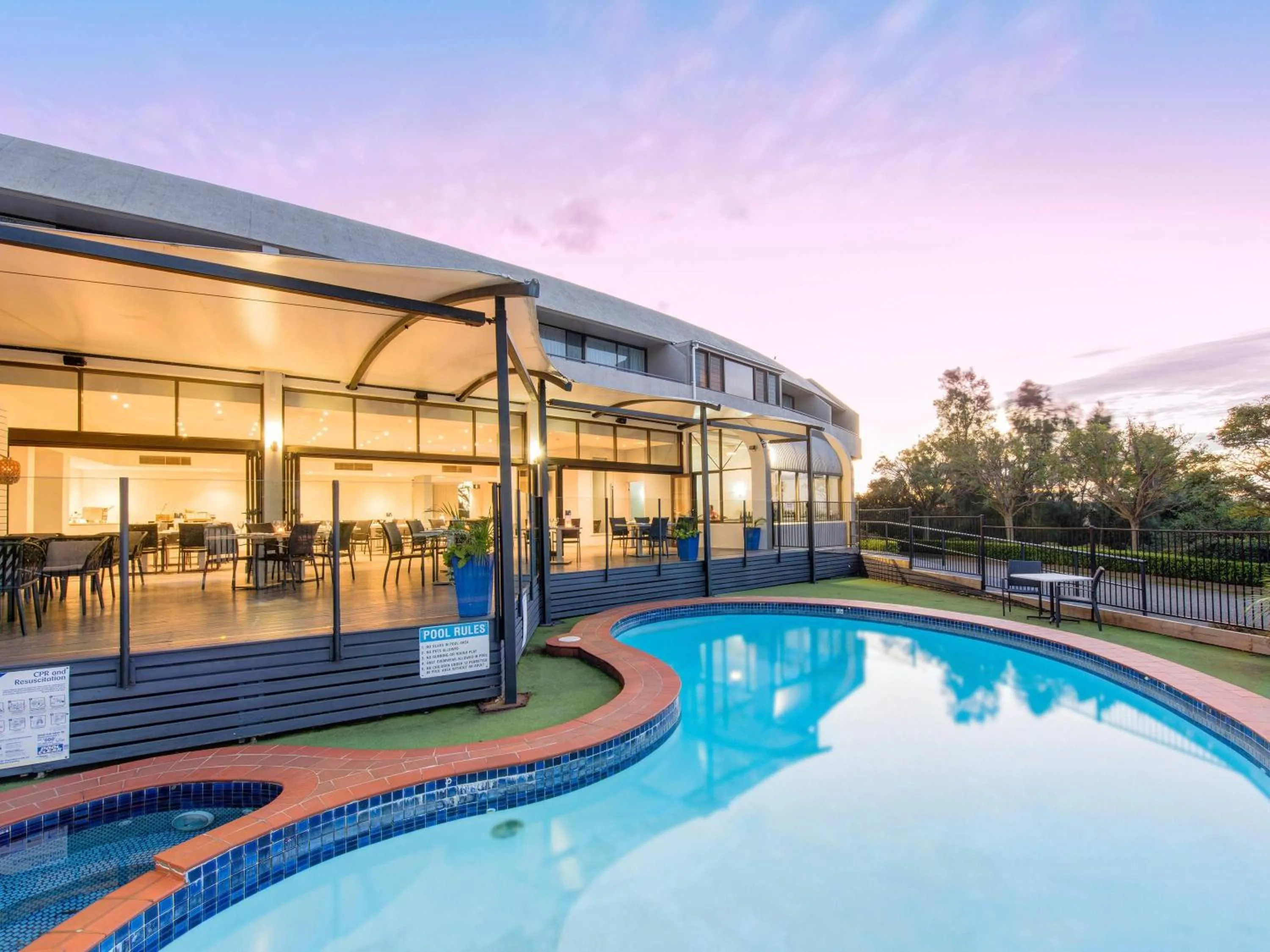 Lounge or bar in Mercure Charlestown