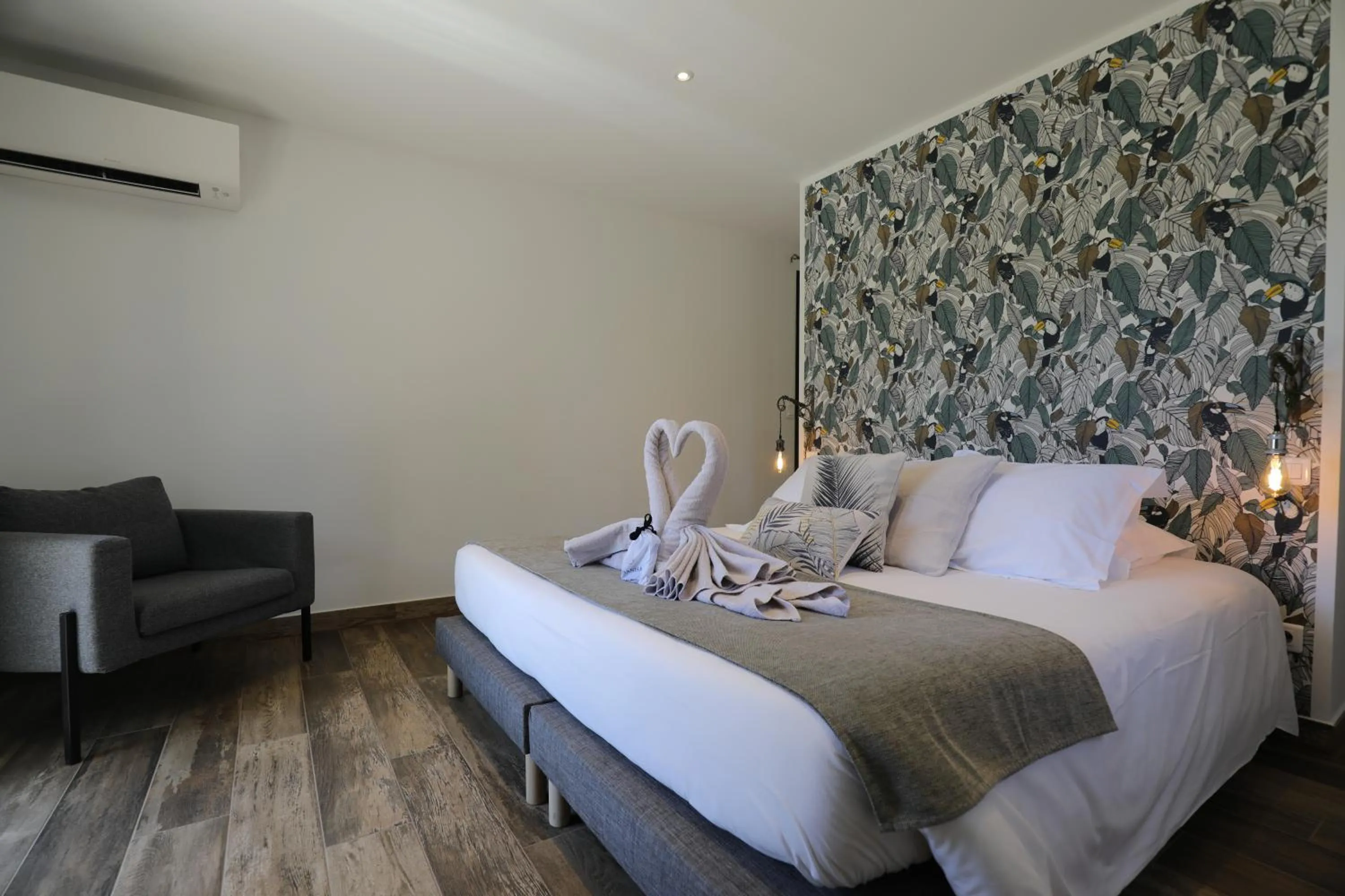 Photo of the whole room, Bed in Hôtel confidentiel Le Grecale