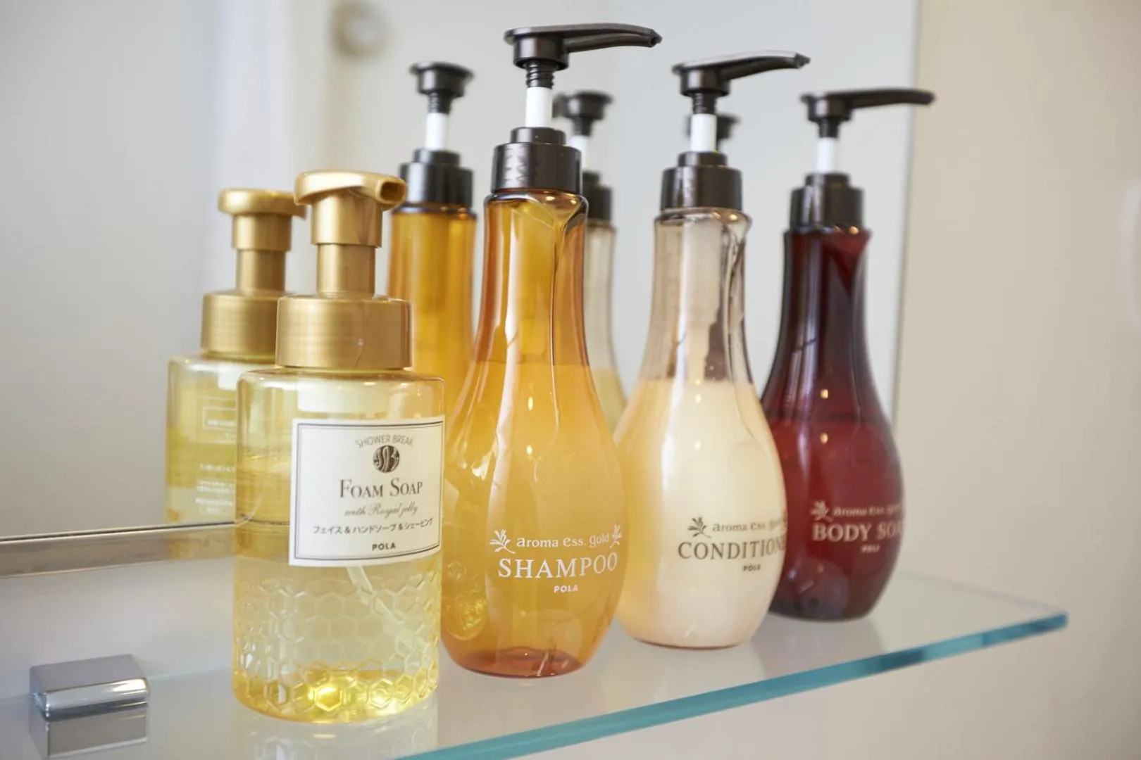 Photo of the whole room in Palace In Moon Beach