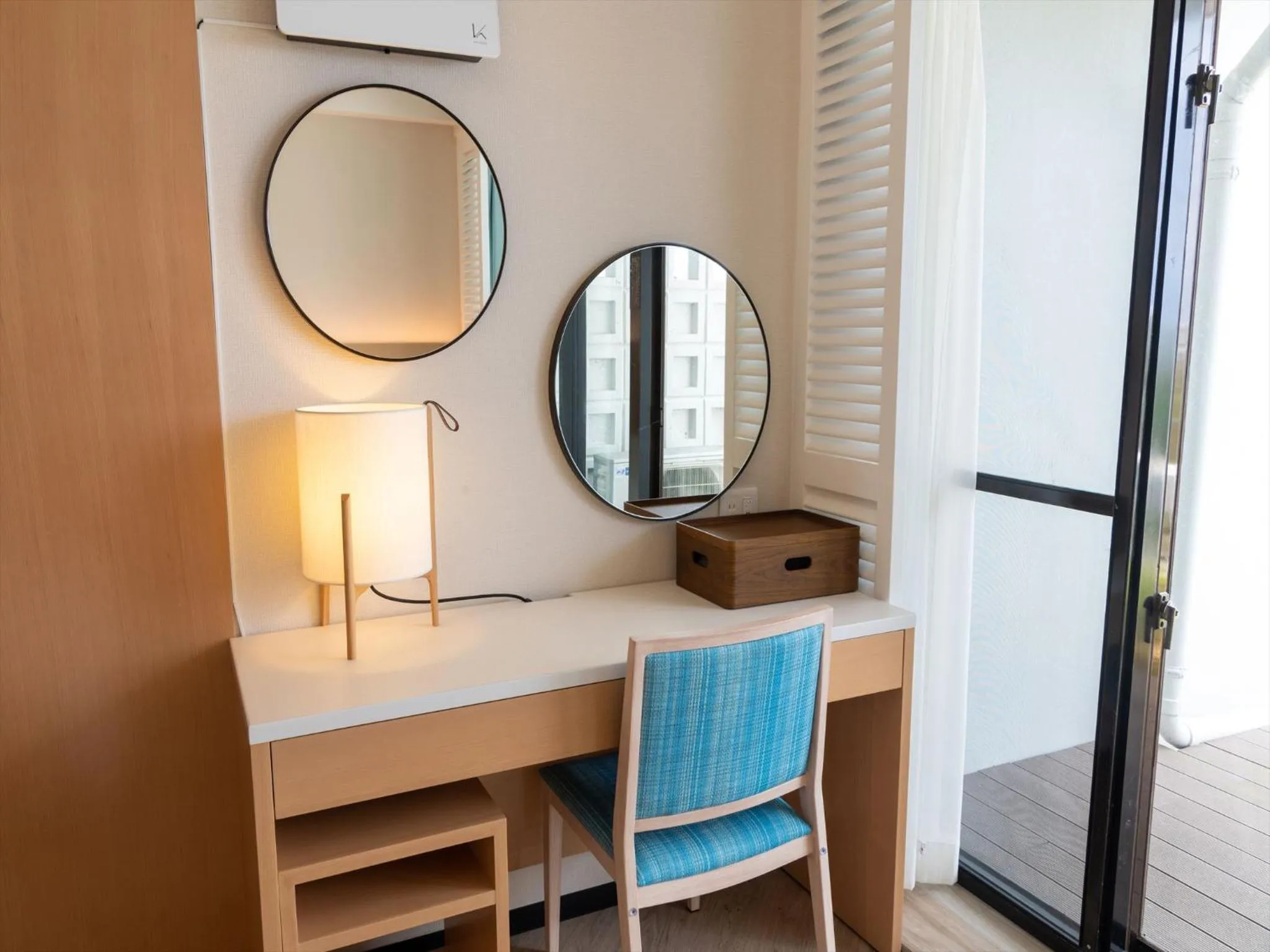 Photo of the whole room in Palace In Moon Beach