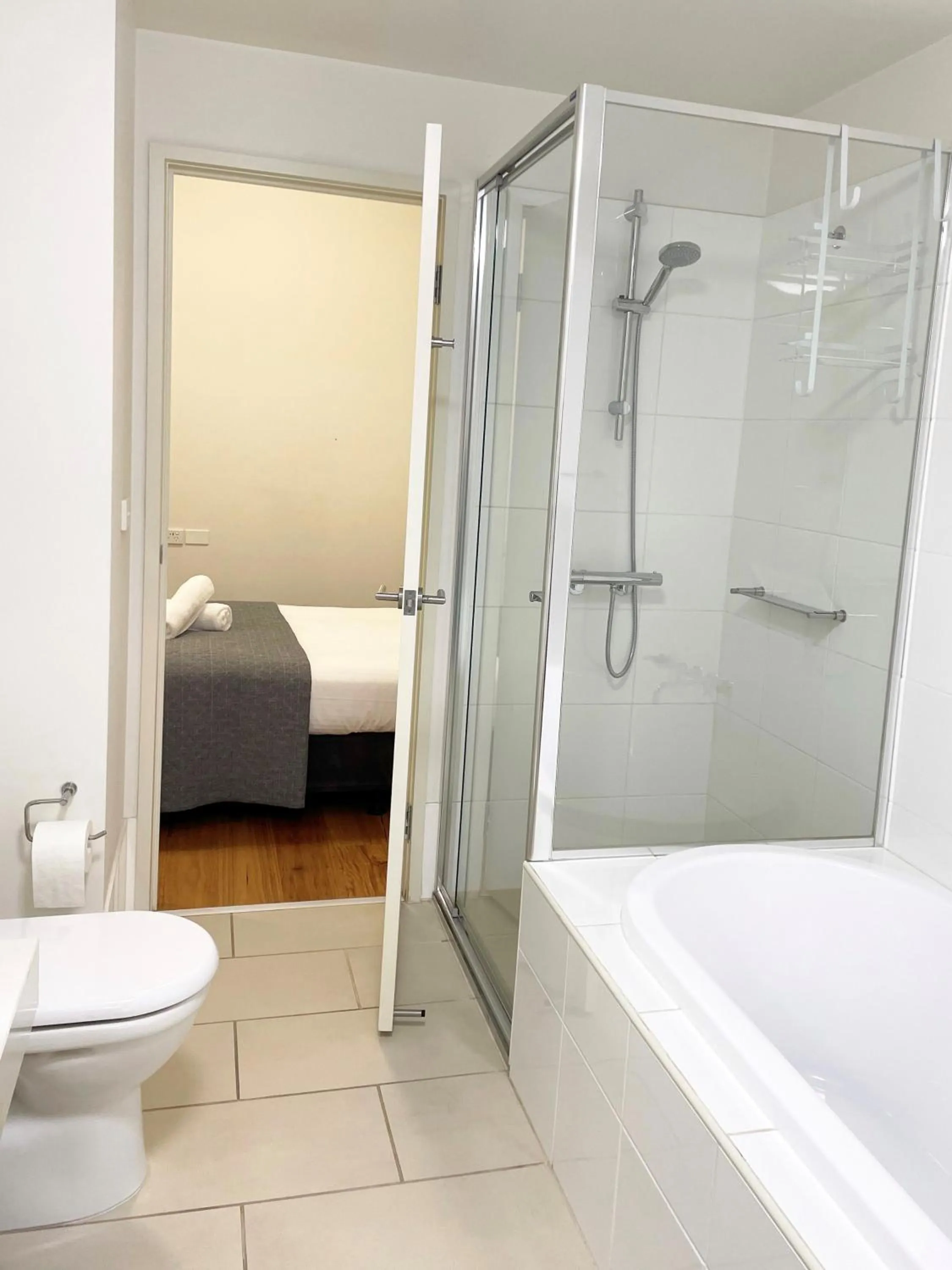 Shower, Bed in Waterfront Melbourne Apartments