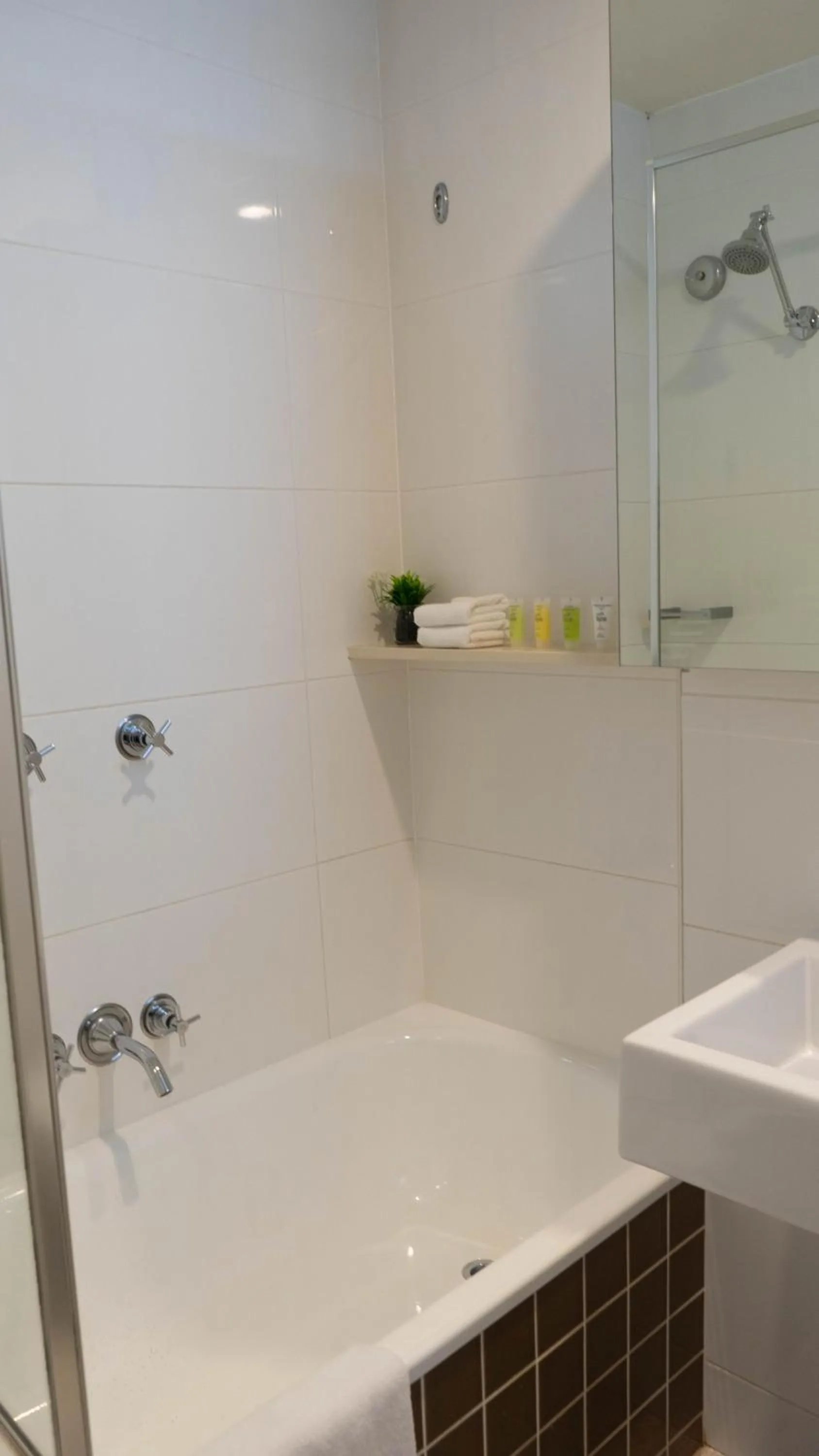 Bathroom in Cosmopolitan Hotel and Apartments