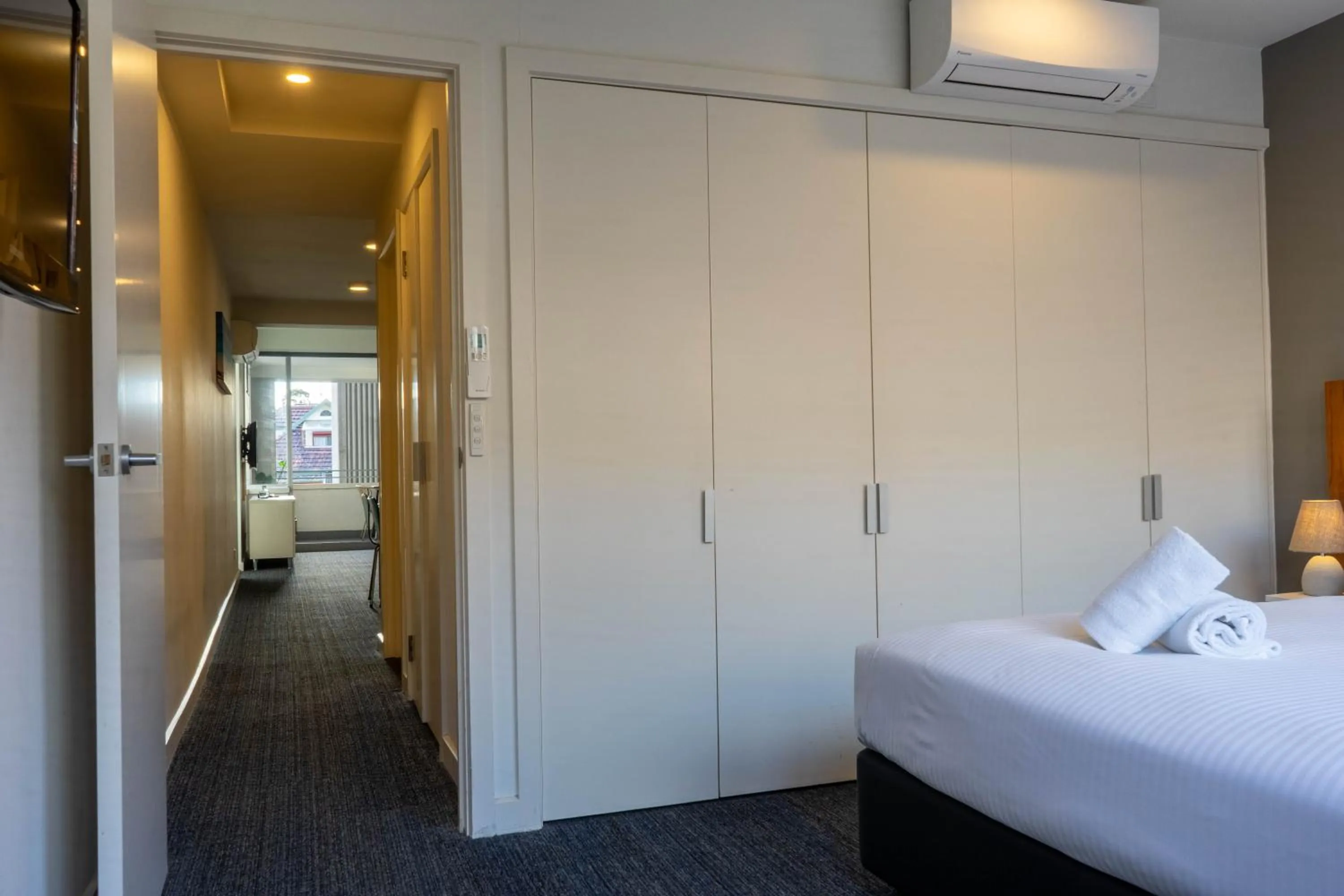 Bedroom, Bed in Cosmopolitan Hotel and Apartments