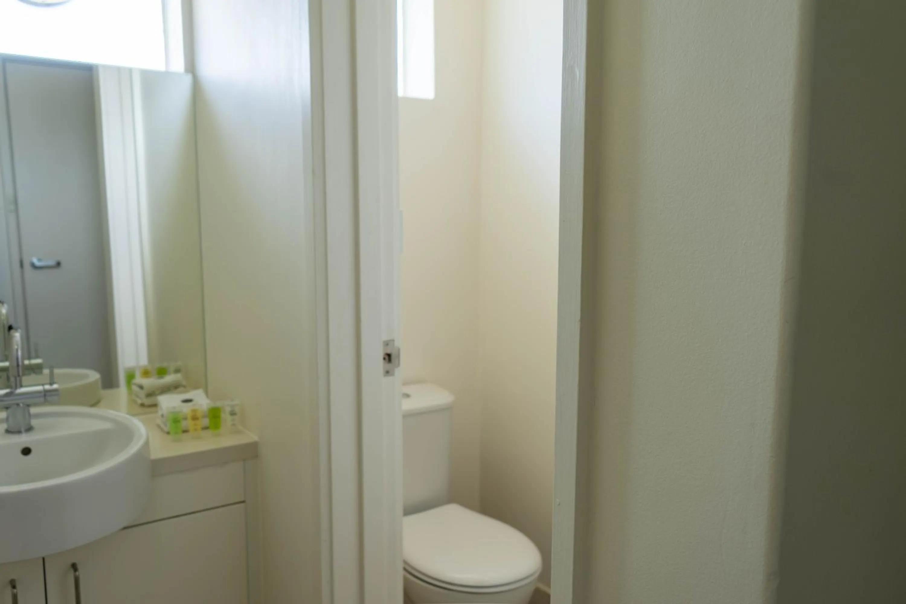 Bathroom in Cosmopolitan Hotel and Apartments