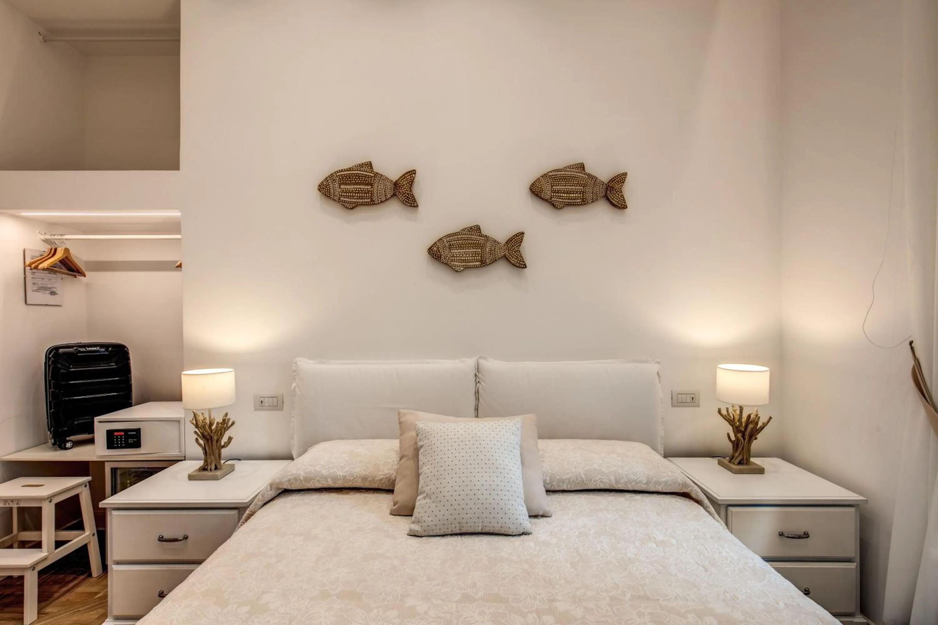 Photo of the whole room, Bed in Sorrento Square Suites