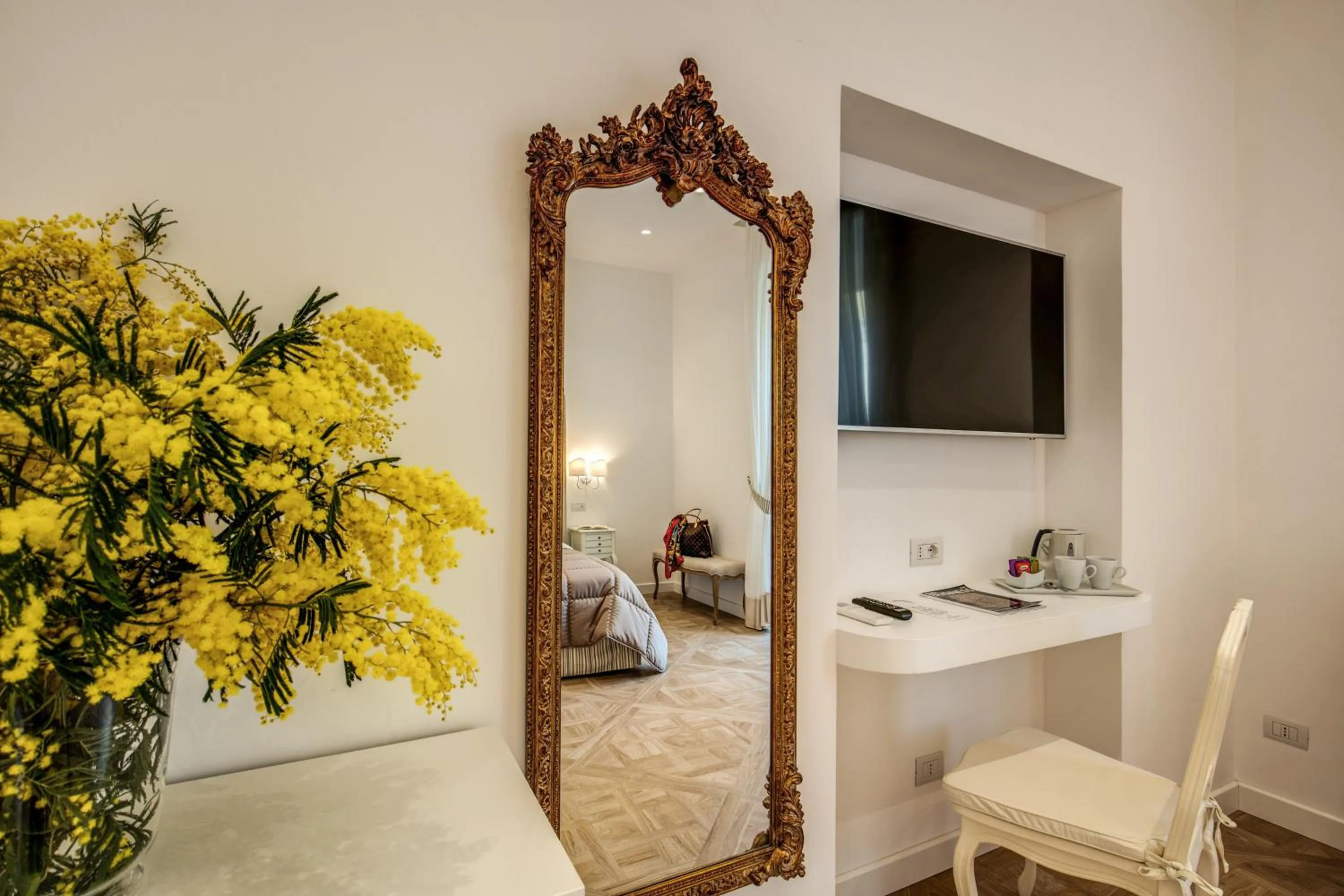 Photo of the whole room in Sorrento Square Suites