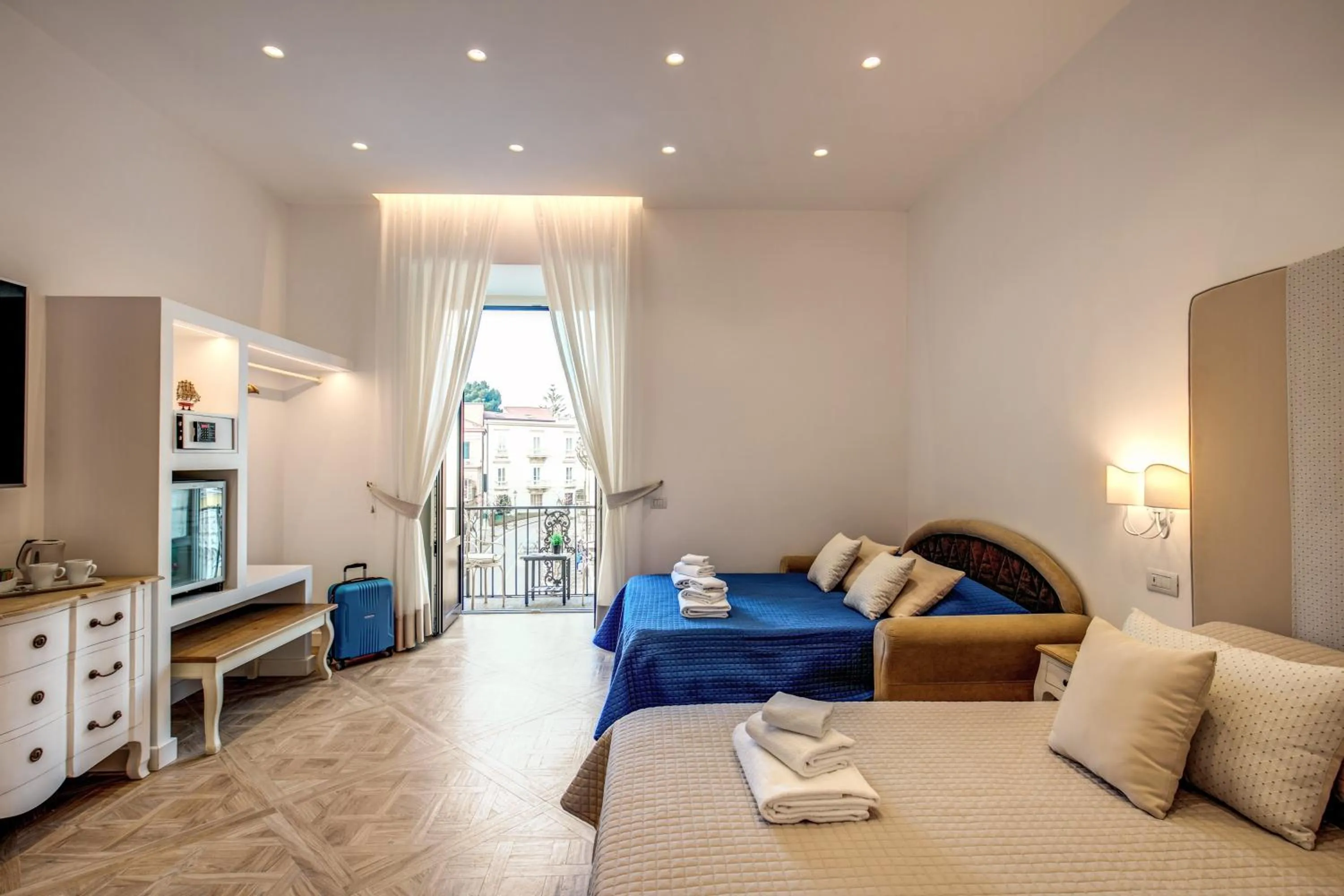 Photo of the whole room, Bed in Sorrento Square Suites