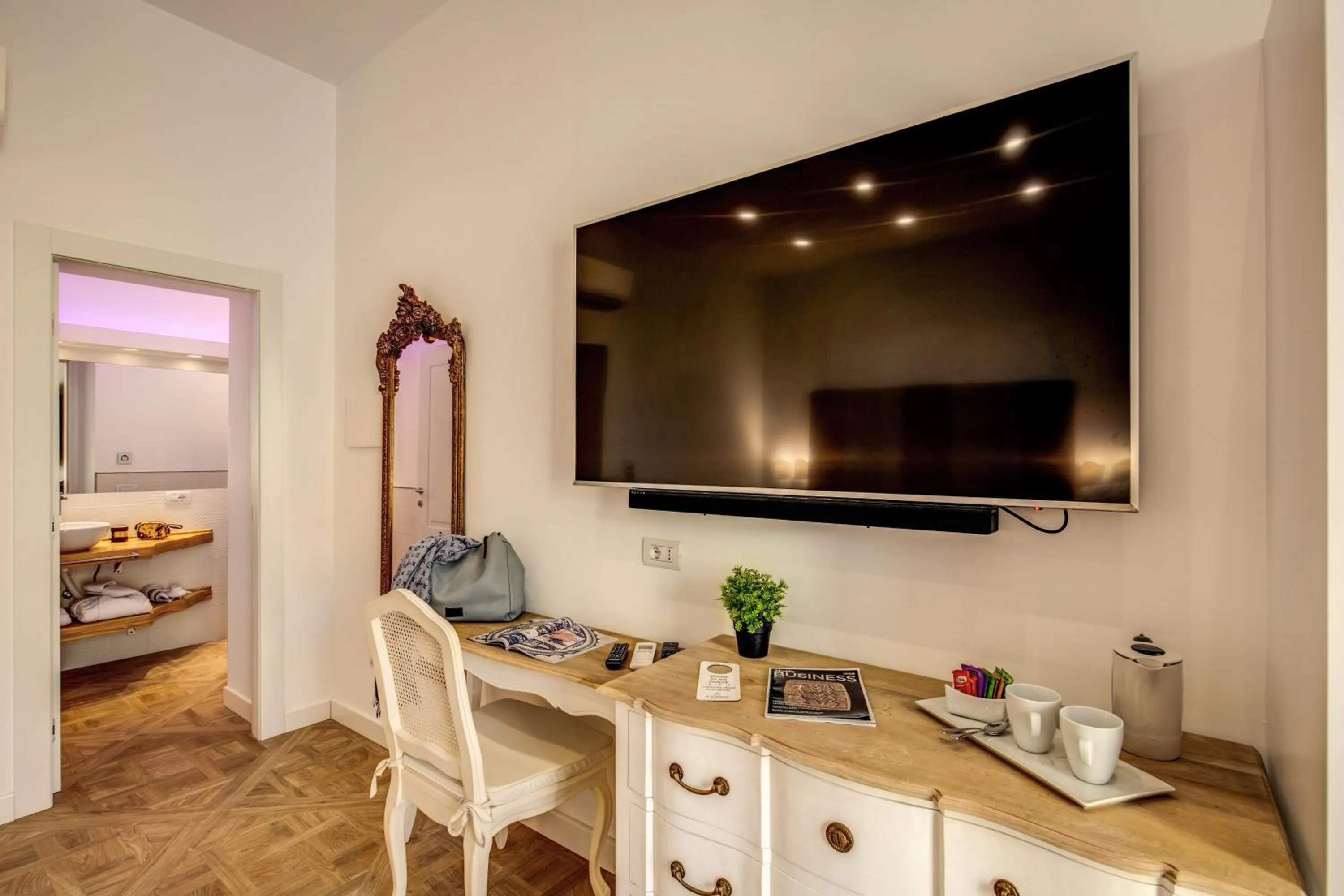 TV and multimedia in Sorrento Square Suites