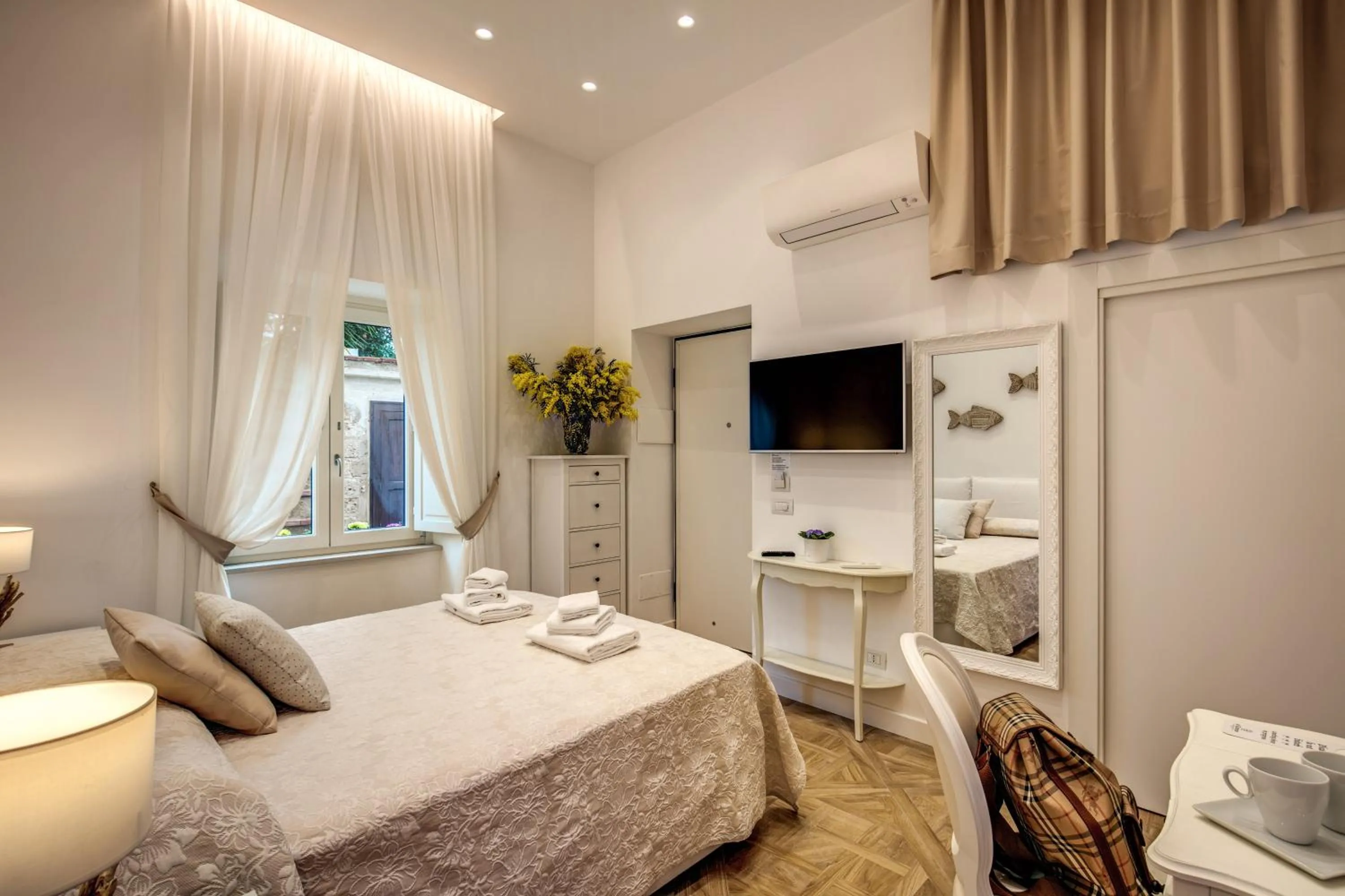 TV and multimedia, Bed in Sorrento Square Suites