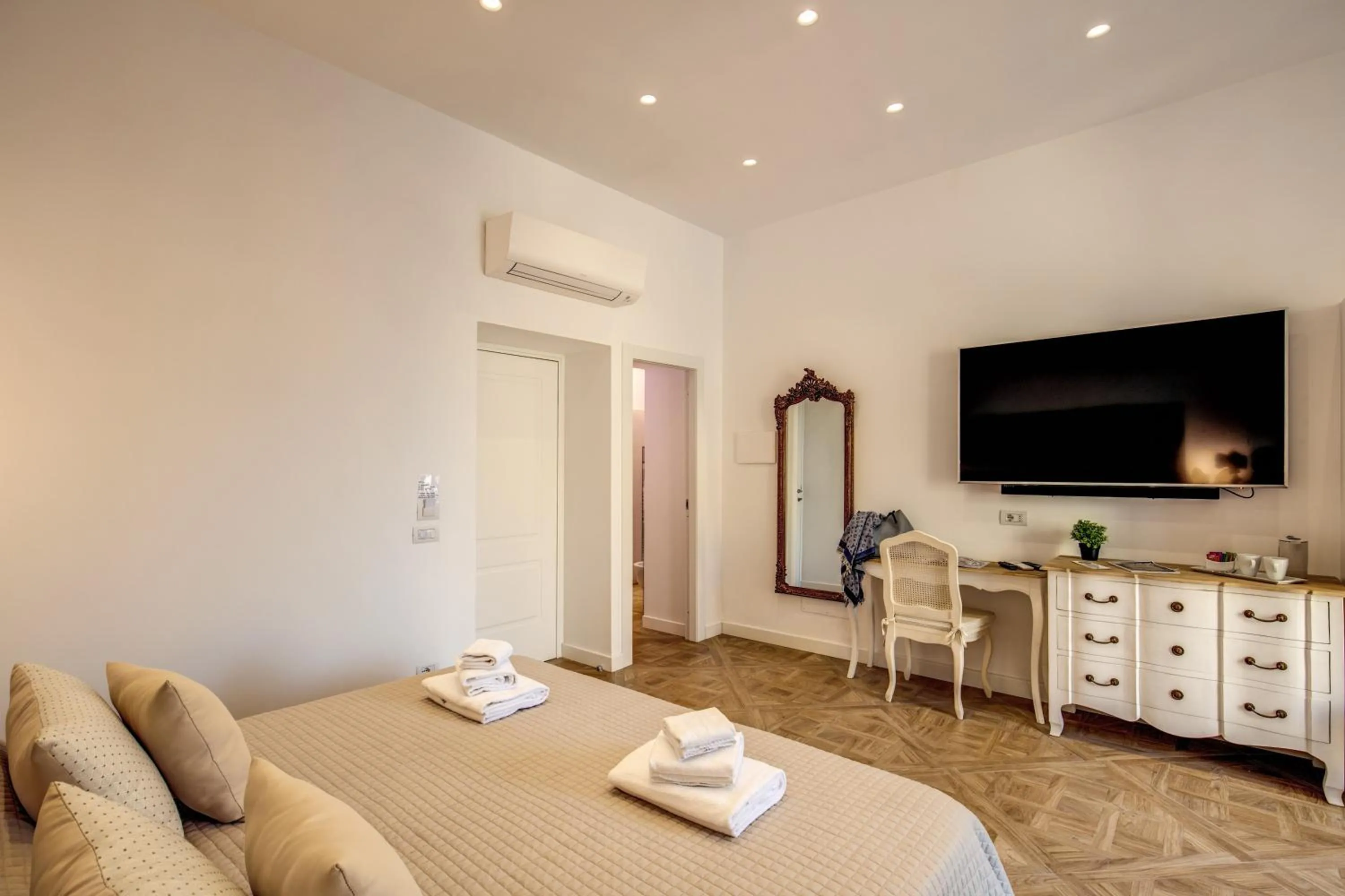 Bedroom, Bed in Sorrento Square Suites