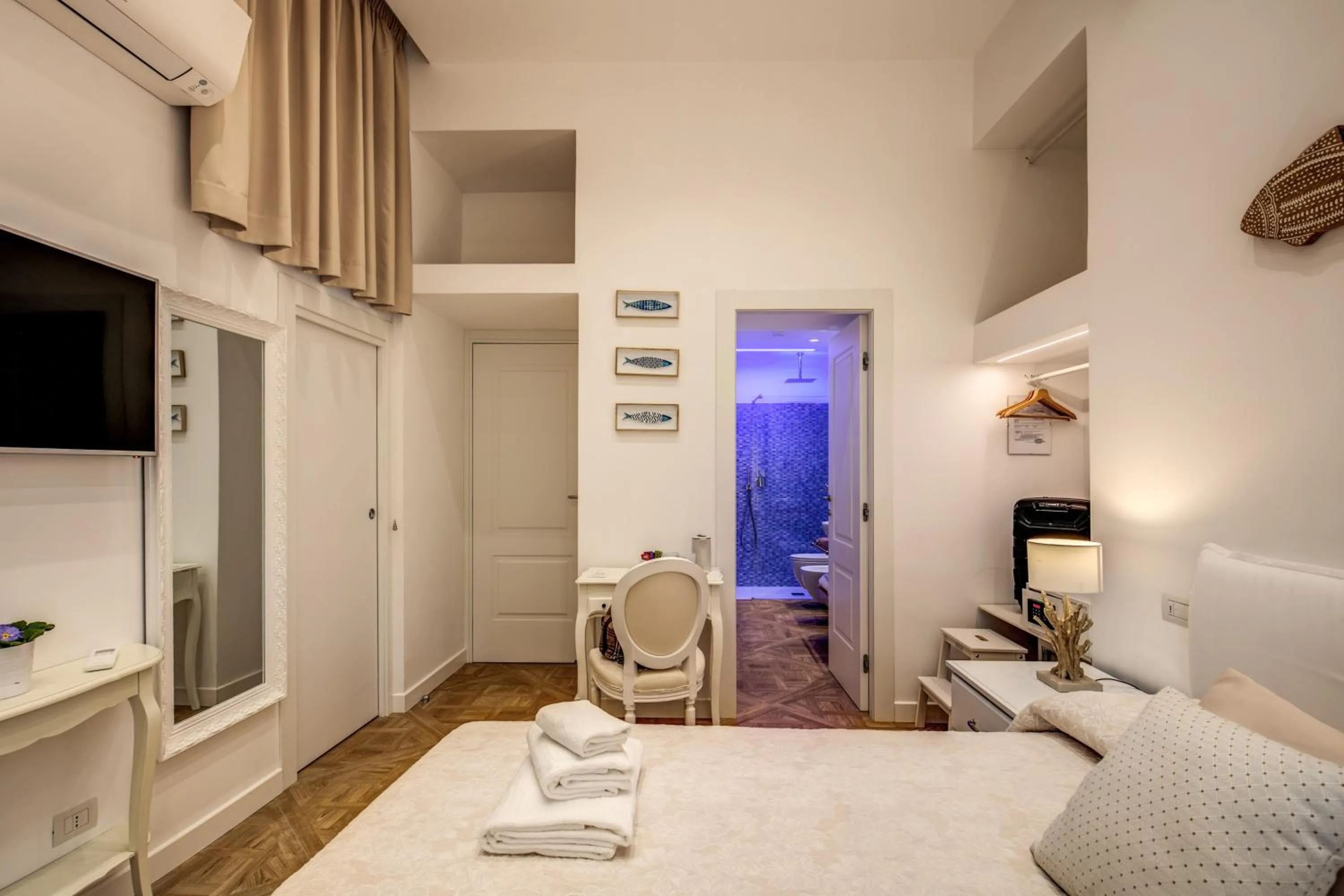 Photo of the whole room, Bed in Sorrento Square Suites