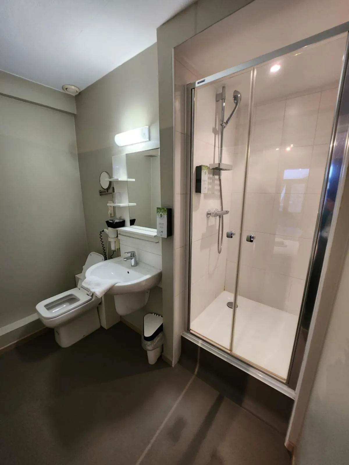 Bathroom in Hôtel Francorchamps Pitlane Lodge