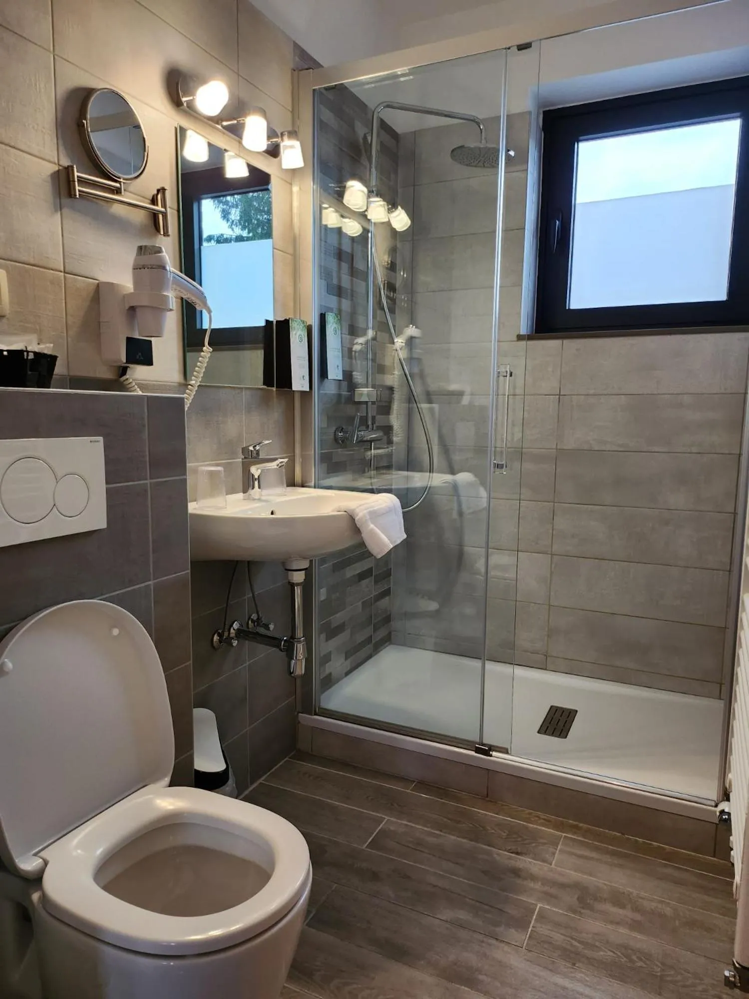 Shower in Hôtel Francorchamps Pitlane Lodge