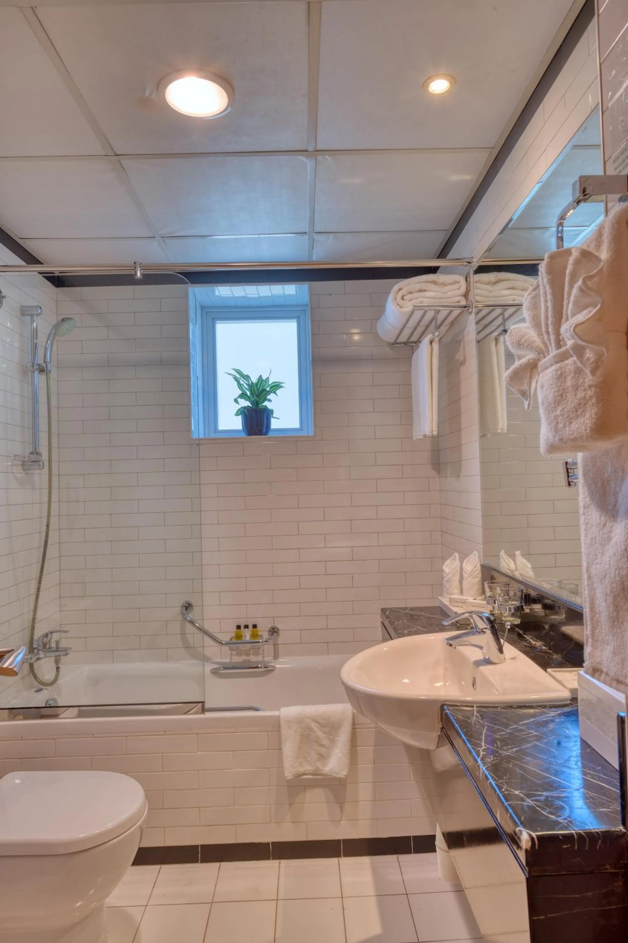Shower in Pearl Marina Hotel Apartments