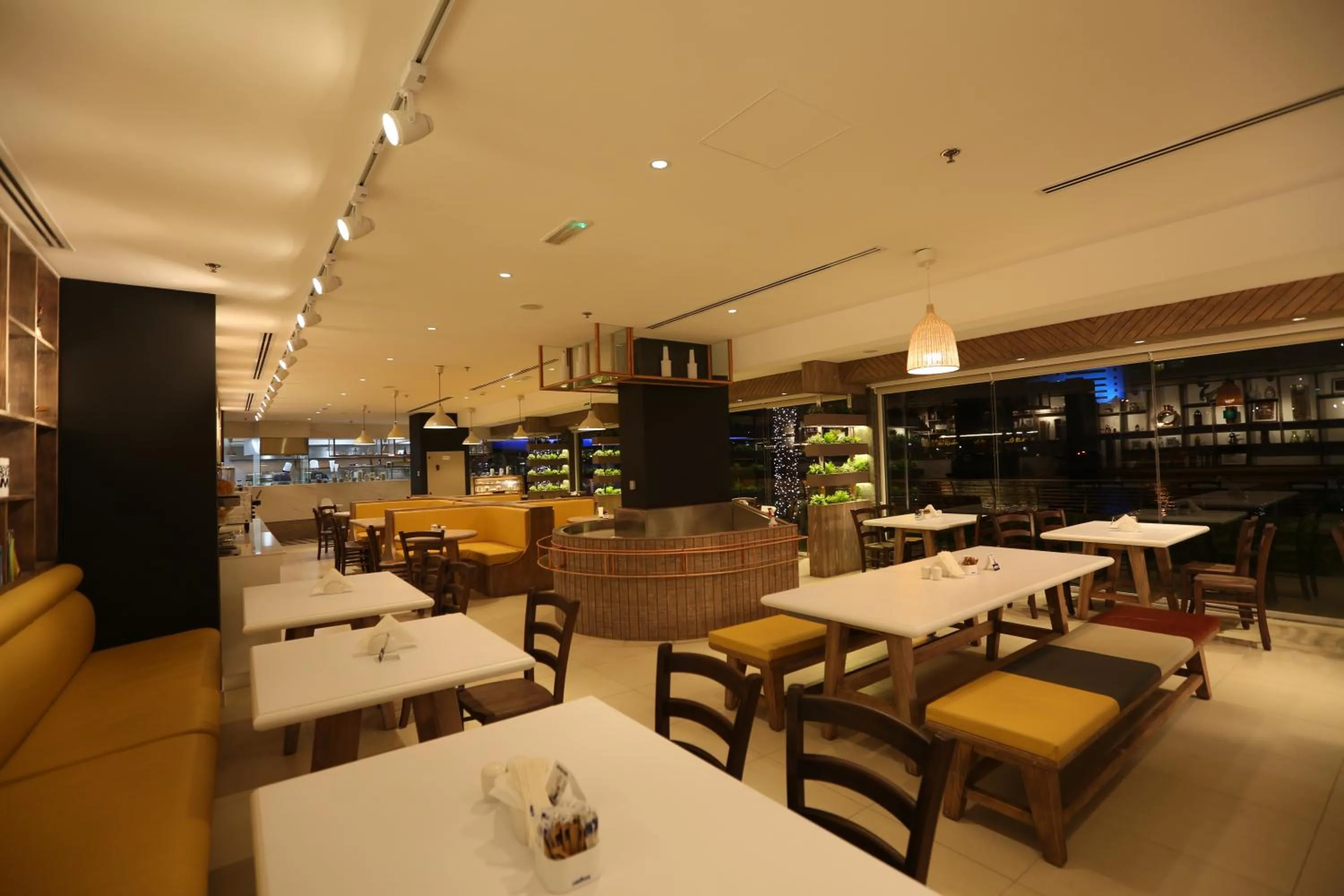 Restaurant/places to eat in Pearl Marina Hotel Apartments