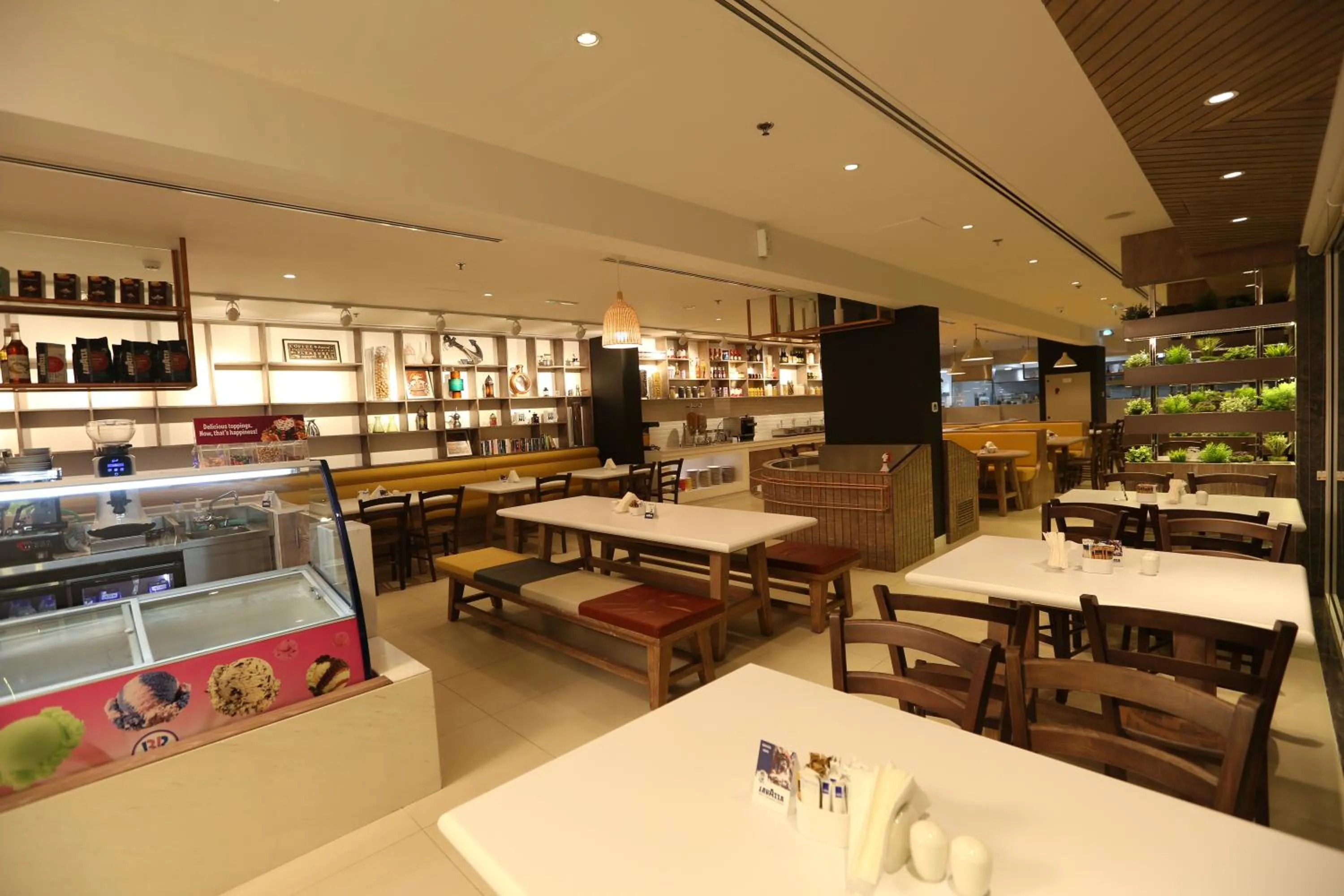 Restaurant/places to eat in Pearl Marina Hotel Apartments