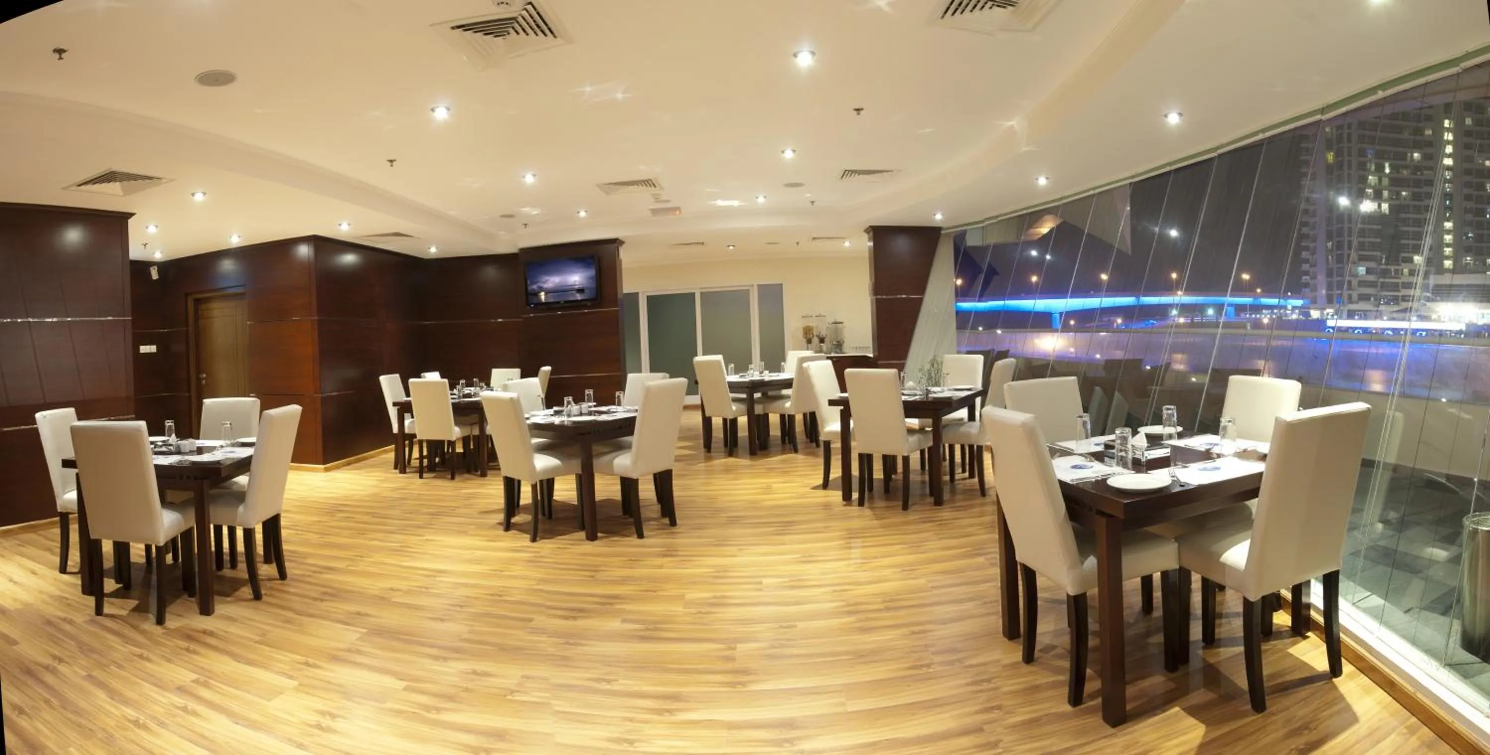 Restaurant/places to eat in Pearl Marina Hotel Apartments