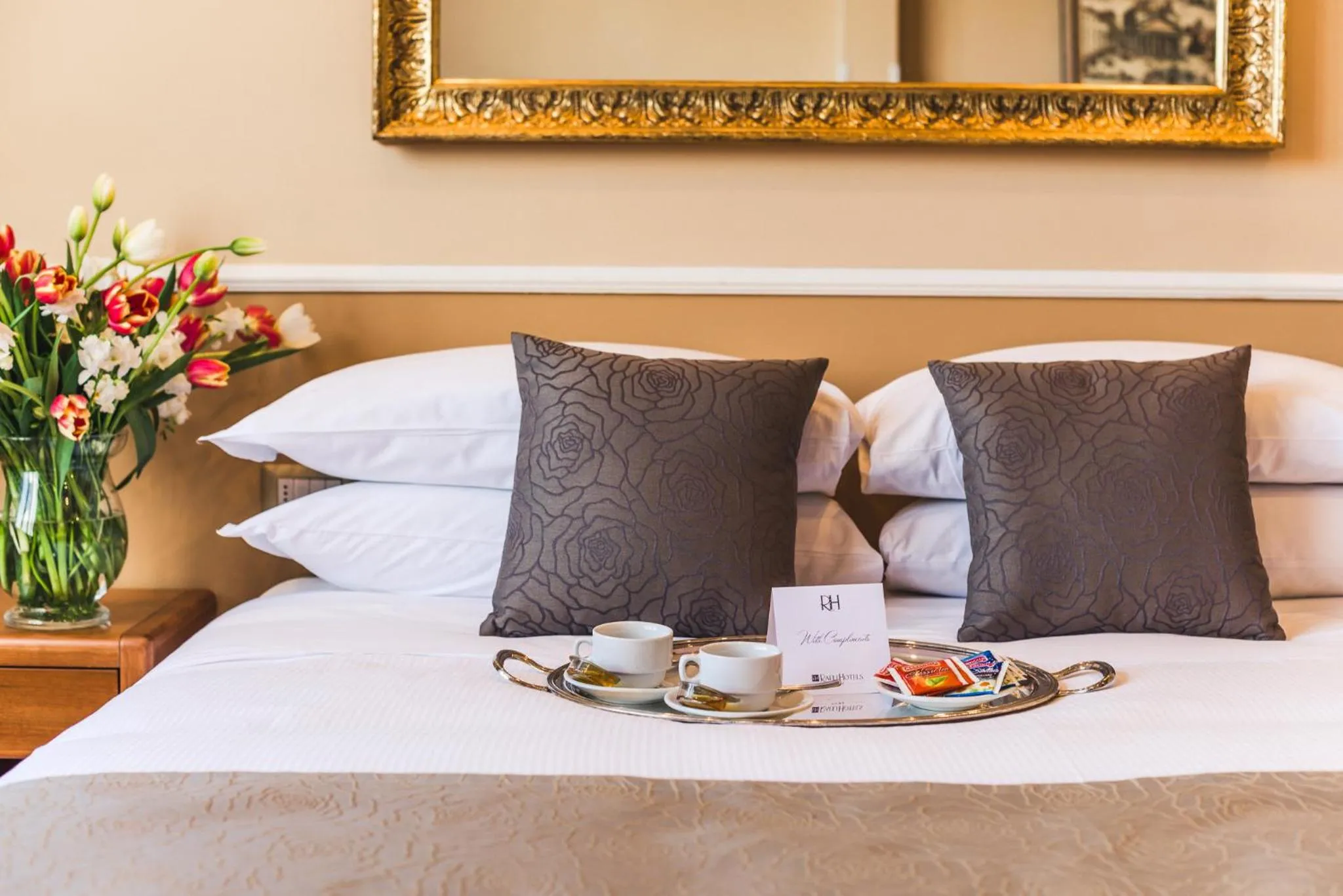 Bedroom, Bed in Raeli Hotel Lux