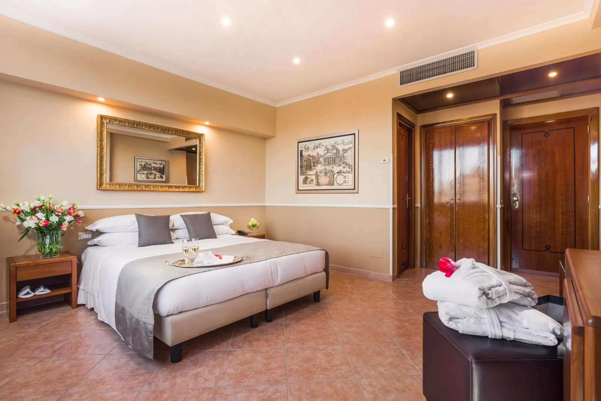 Bedroom, Bed in Raeli Hotel Lux