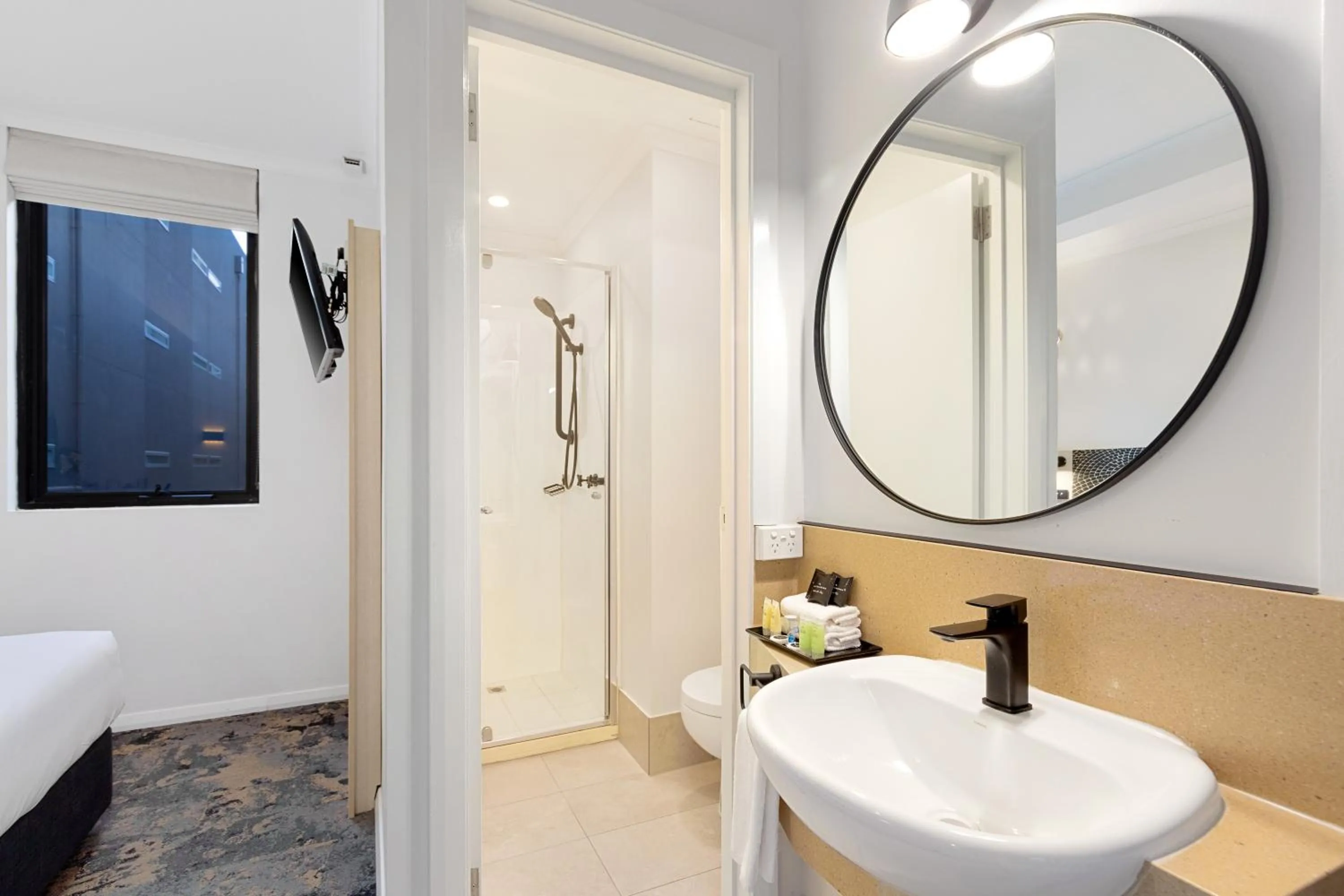 Shower in Batman's Hill on Collins