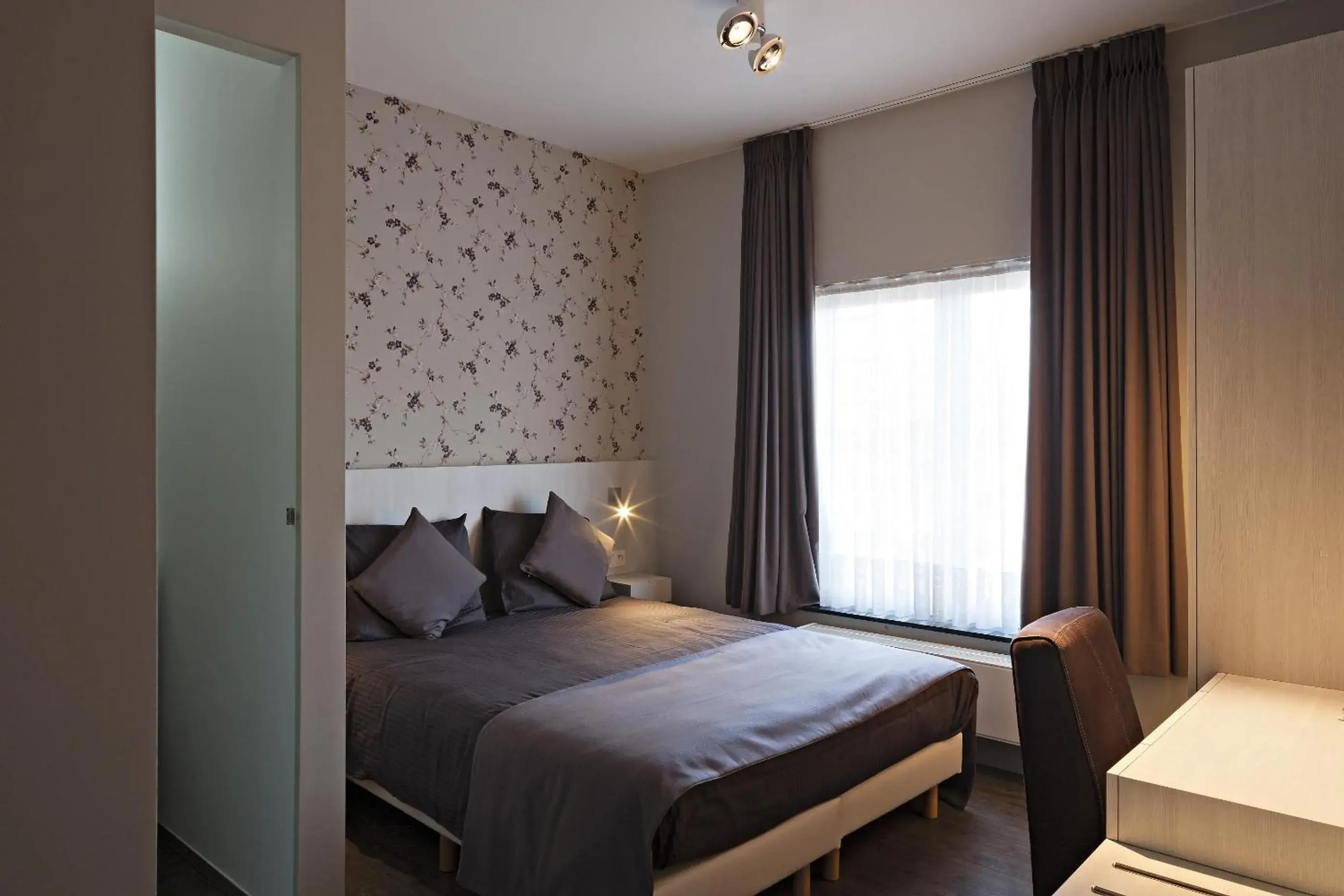 Budget Double Room (other location) in Hotel Duivels Paterke Harelbeeksestraat 29, 8500 Kortrijk Budget Double Room (other location) in Hotel Duivels Paterke Harelbeeksestraat 29, 8500 Kortrijk