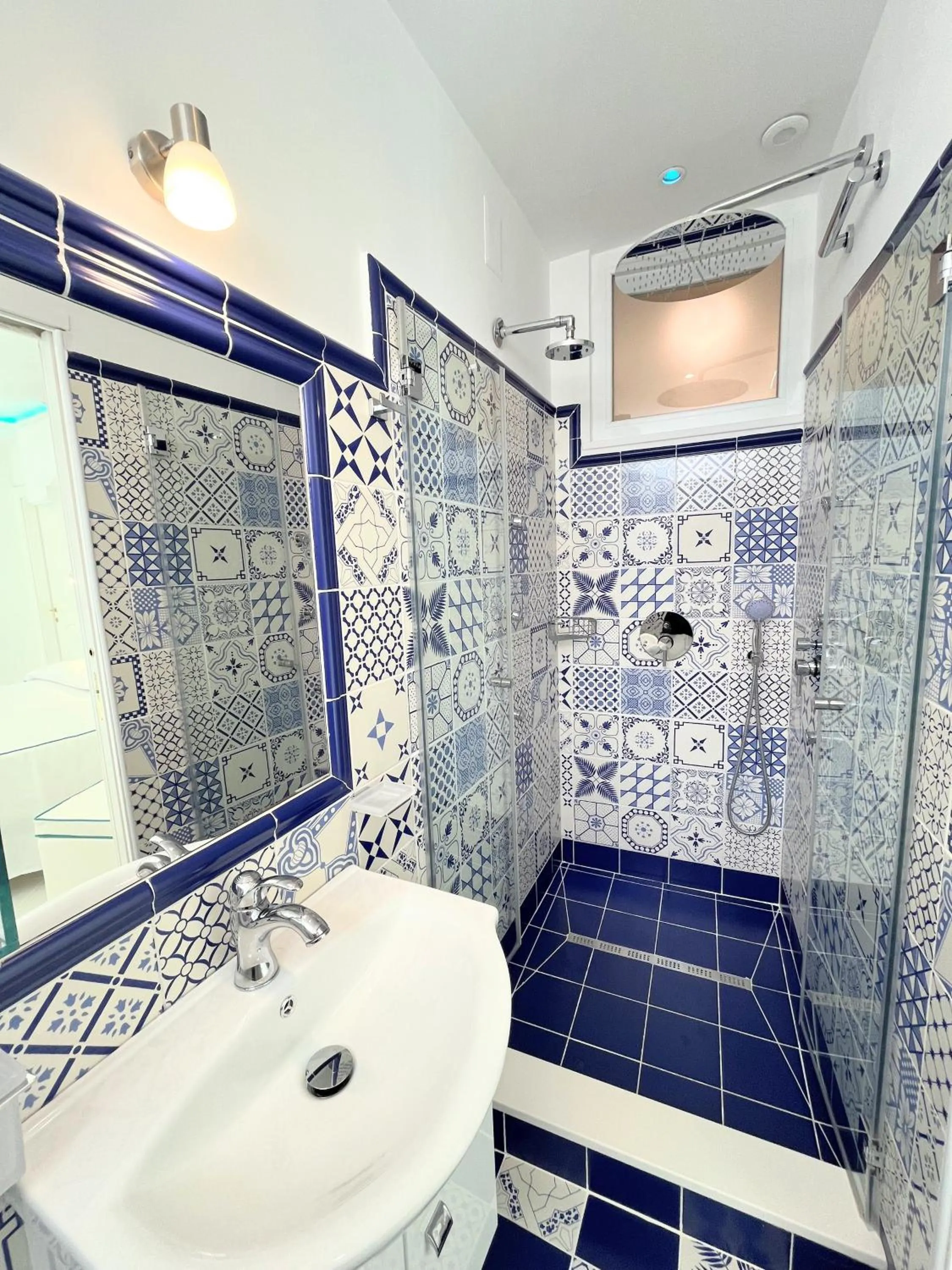 Shower in Villa Fiorentino