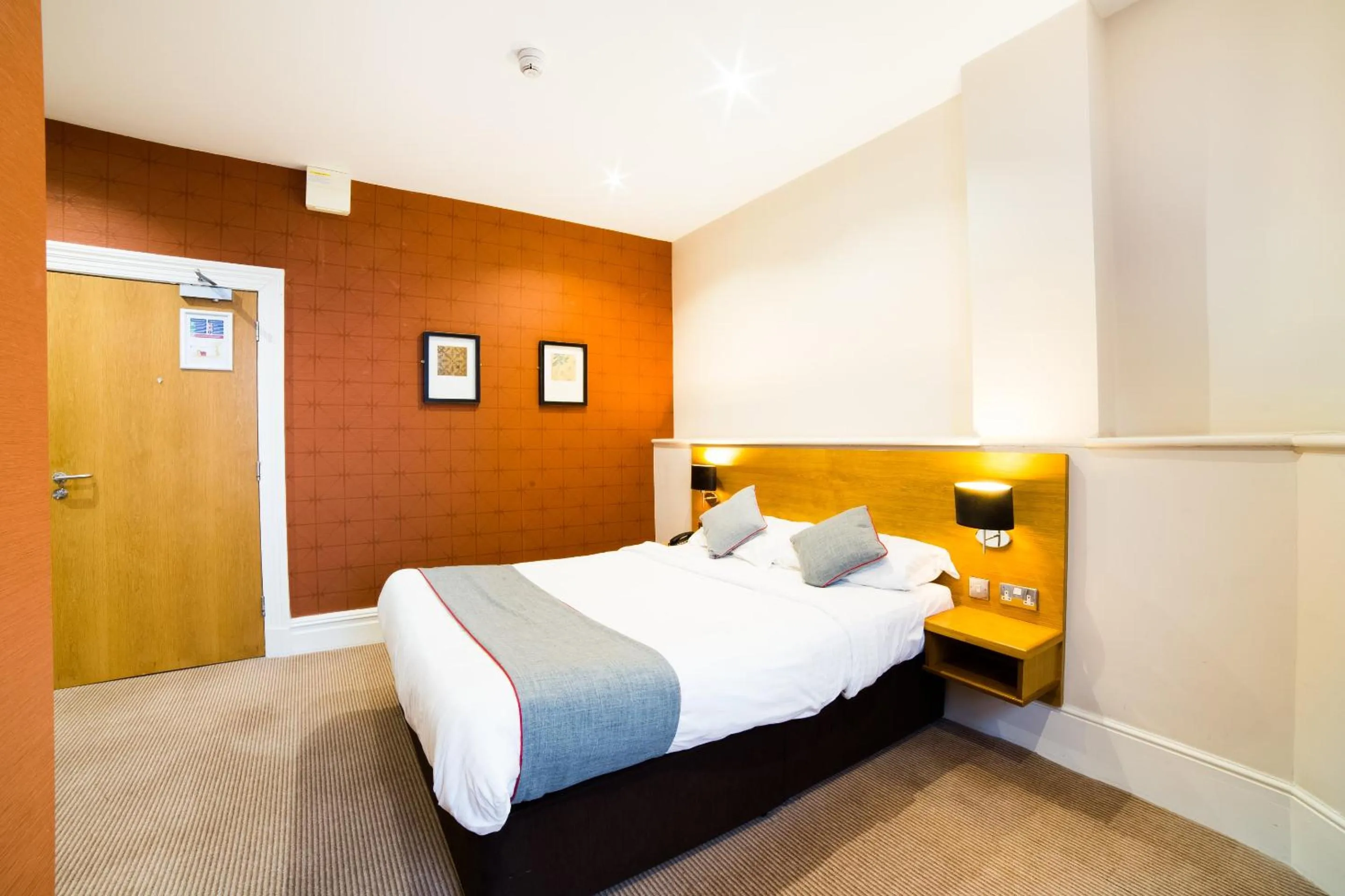 Bedroom, Bed in OYO Imperial Hotel