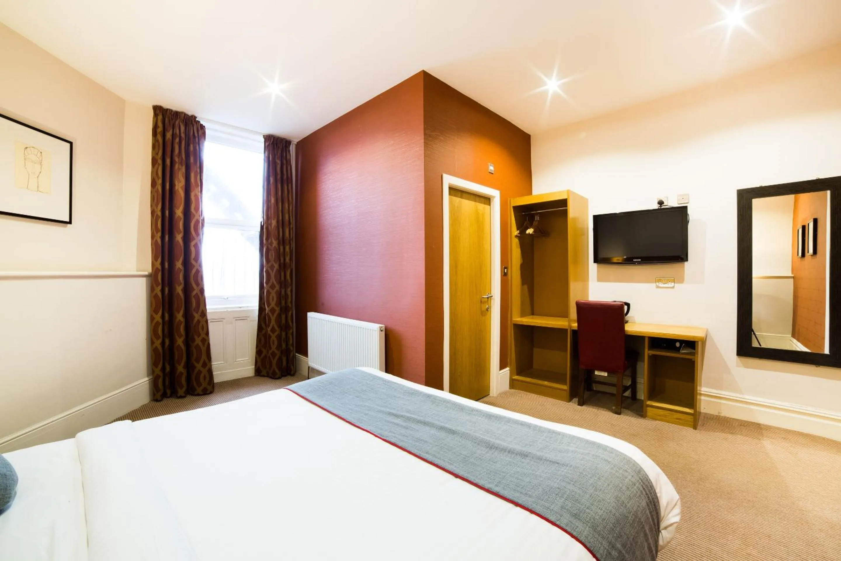 Bedroom, Bed in OYO Imperial Hotel