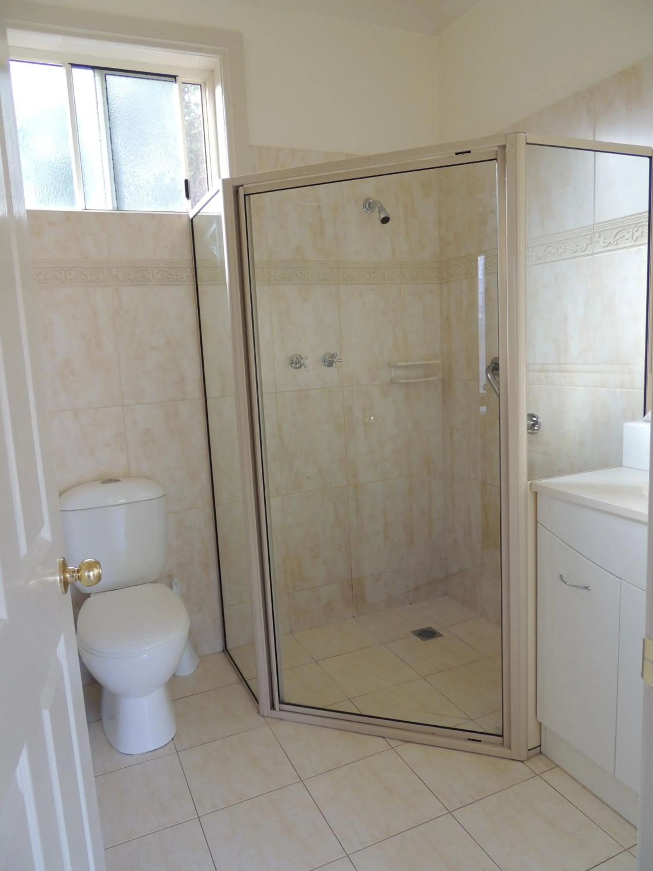 Shower in Riverview at Ross