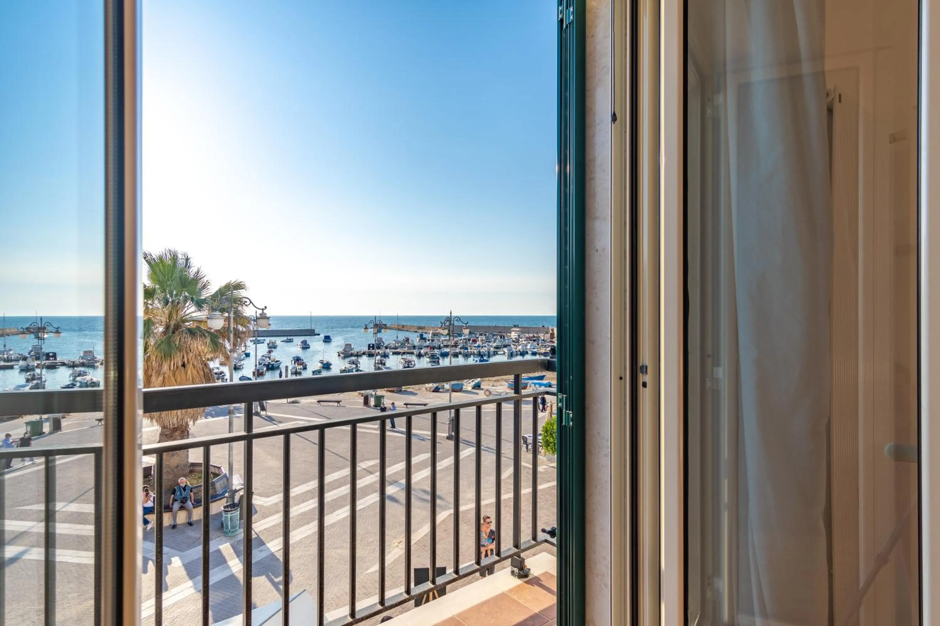 Studio Apartment with Sea View in Torre a mare Sun