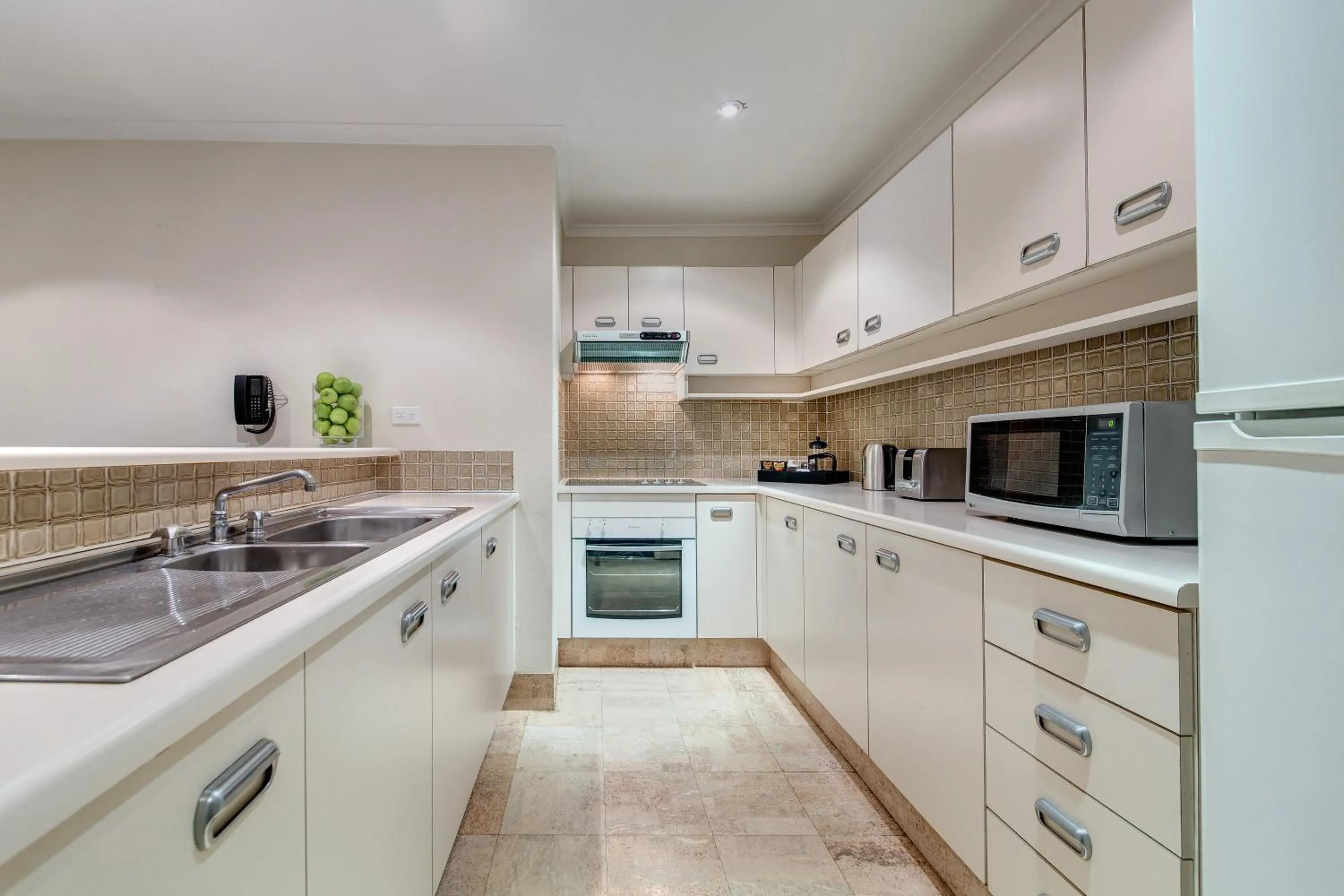 Kitchen or kitchenette in The York by Swiss-Belhotel