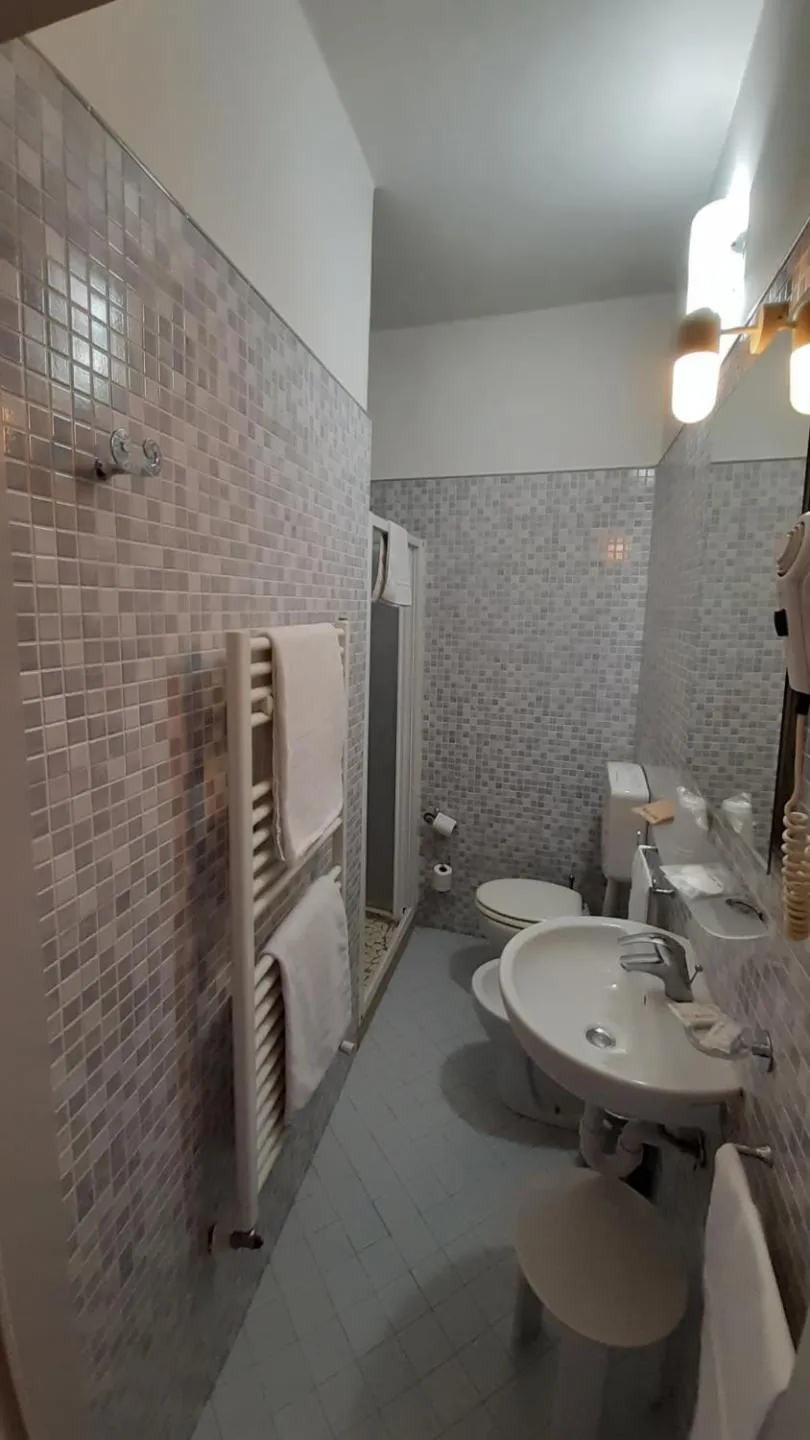 Shower in Albergo Moderno