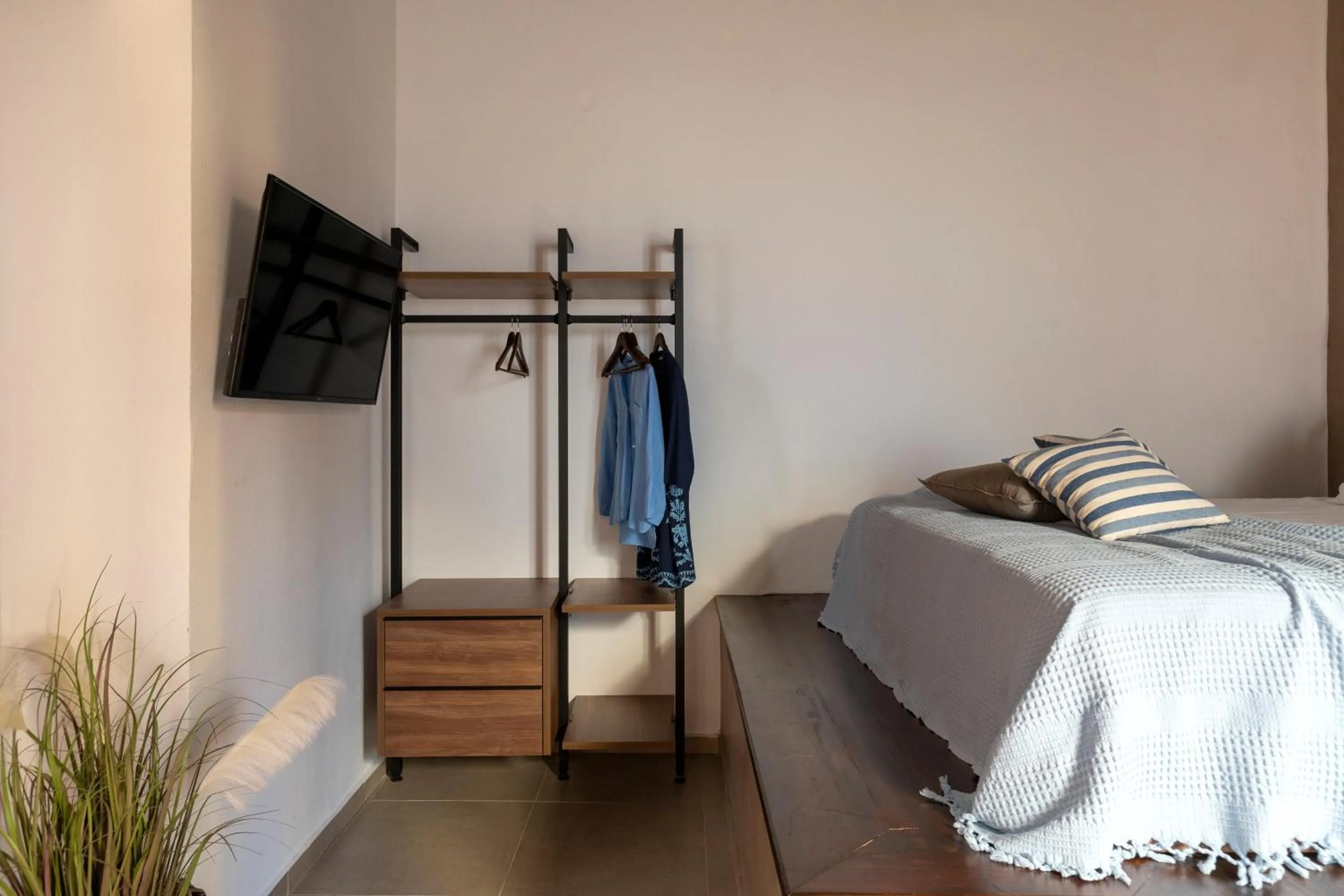 TV and multimedia, Bed in Blue Jasmine Suites