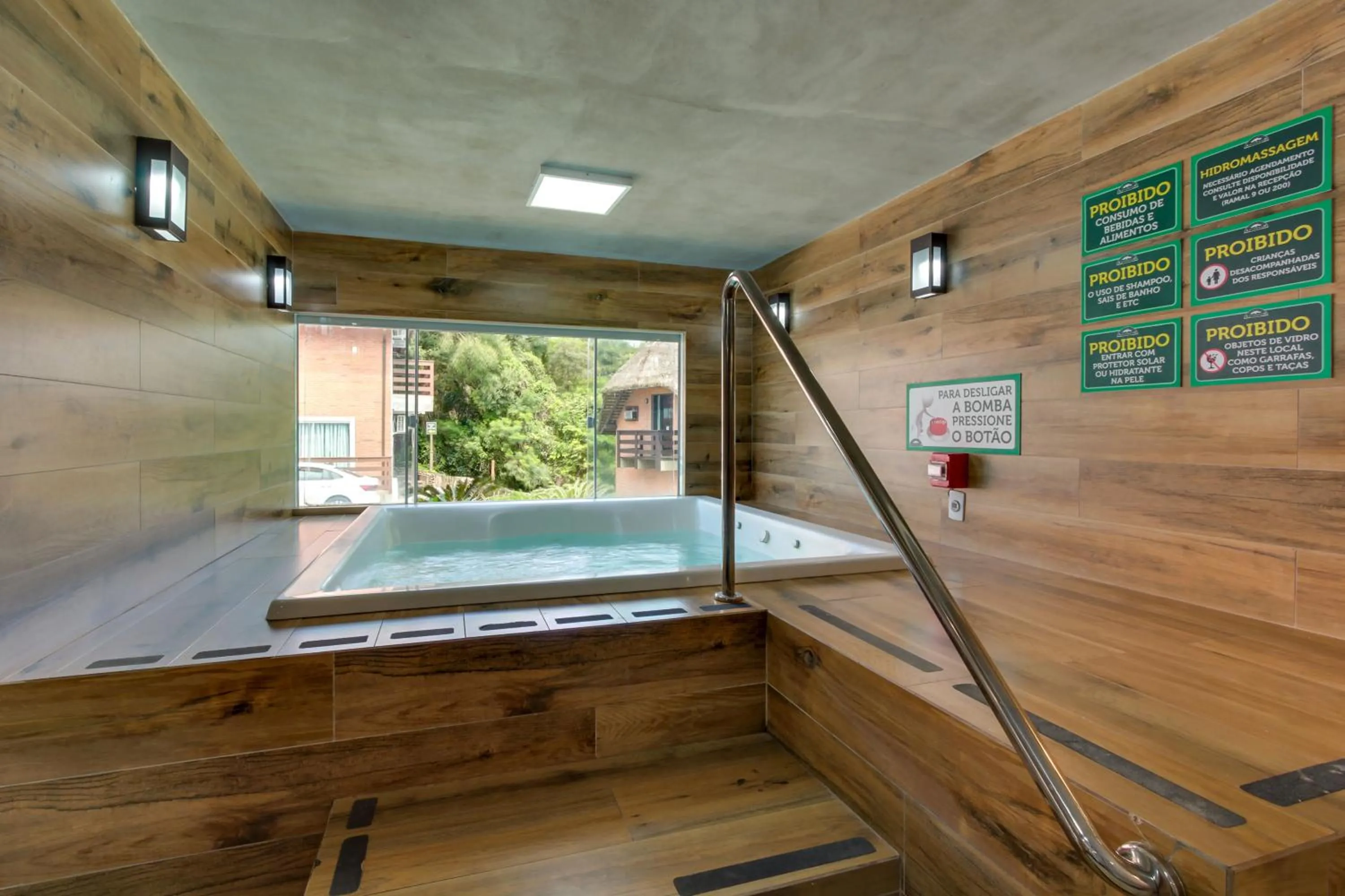 Hot Tub in Pousada do Arvoredo