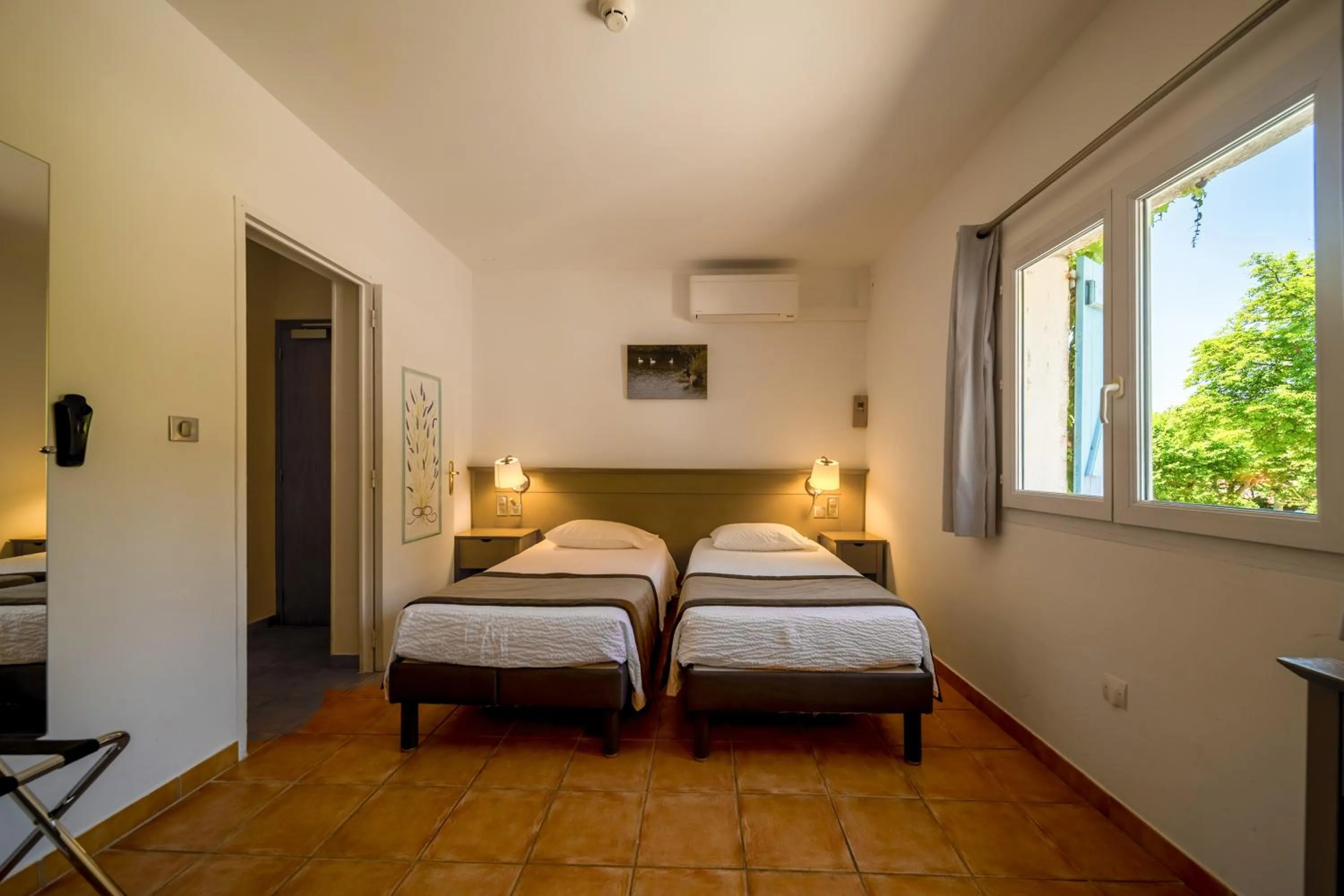 Bed in Hôtel La Bonne Auberge