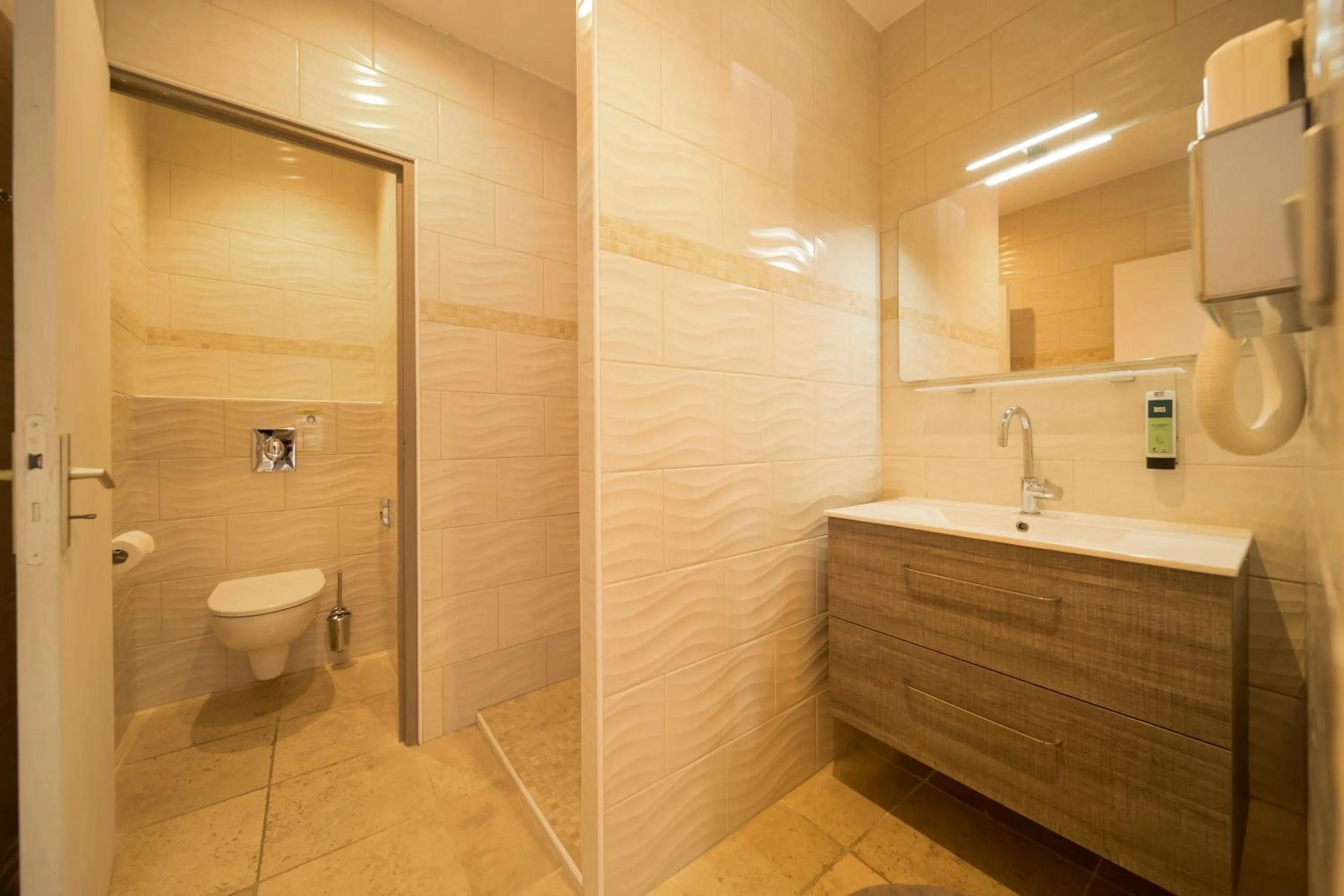 Shower in Hôtel La Bonne Auberge