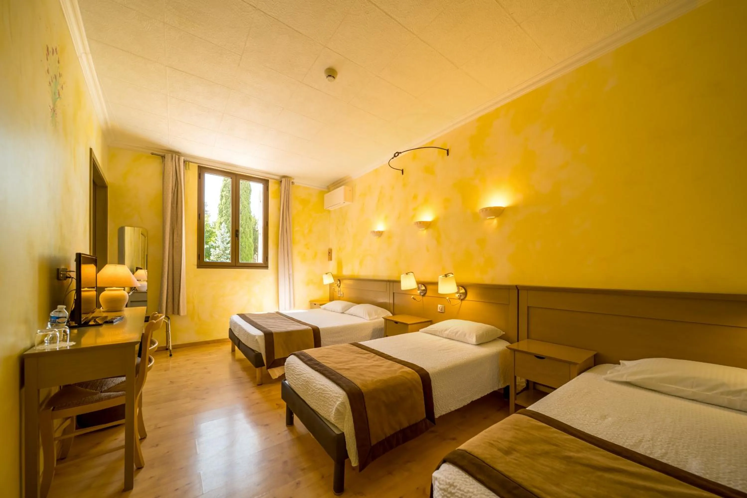 Bed in Hôtel La Bonne Auberge
