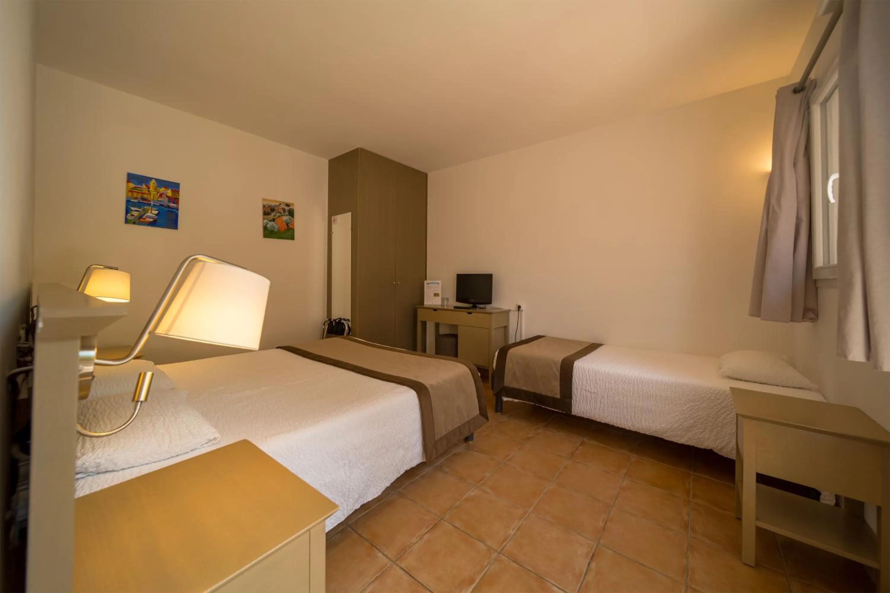 Bed in Hôtel La Bonne Auberge